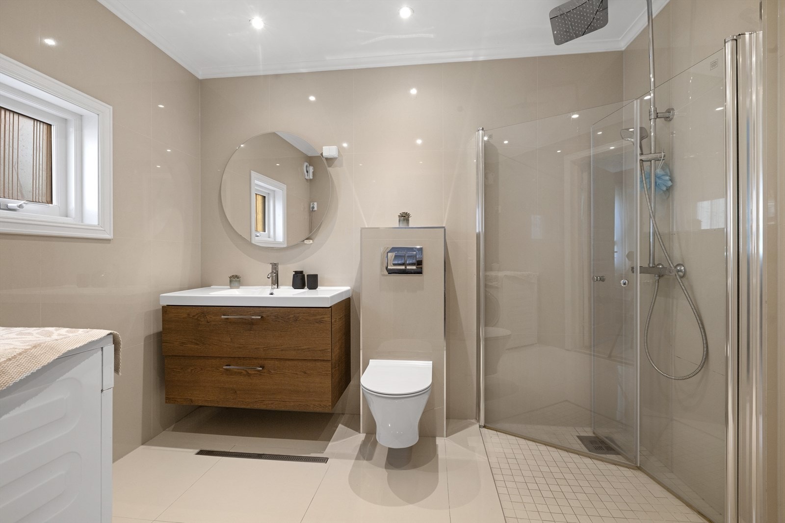 Delikat, flislagt bad renovert i 2020 Galleribilde