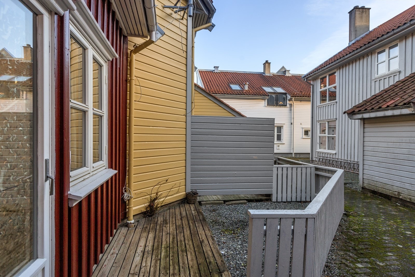 Det er en liten uteplass i bakgården Galleribilde