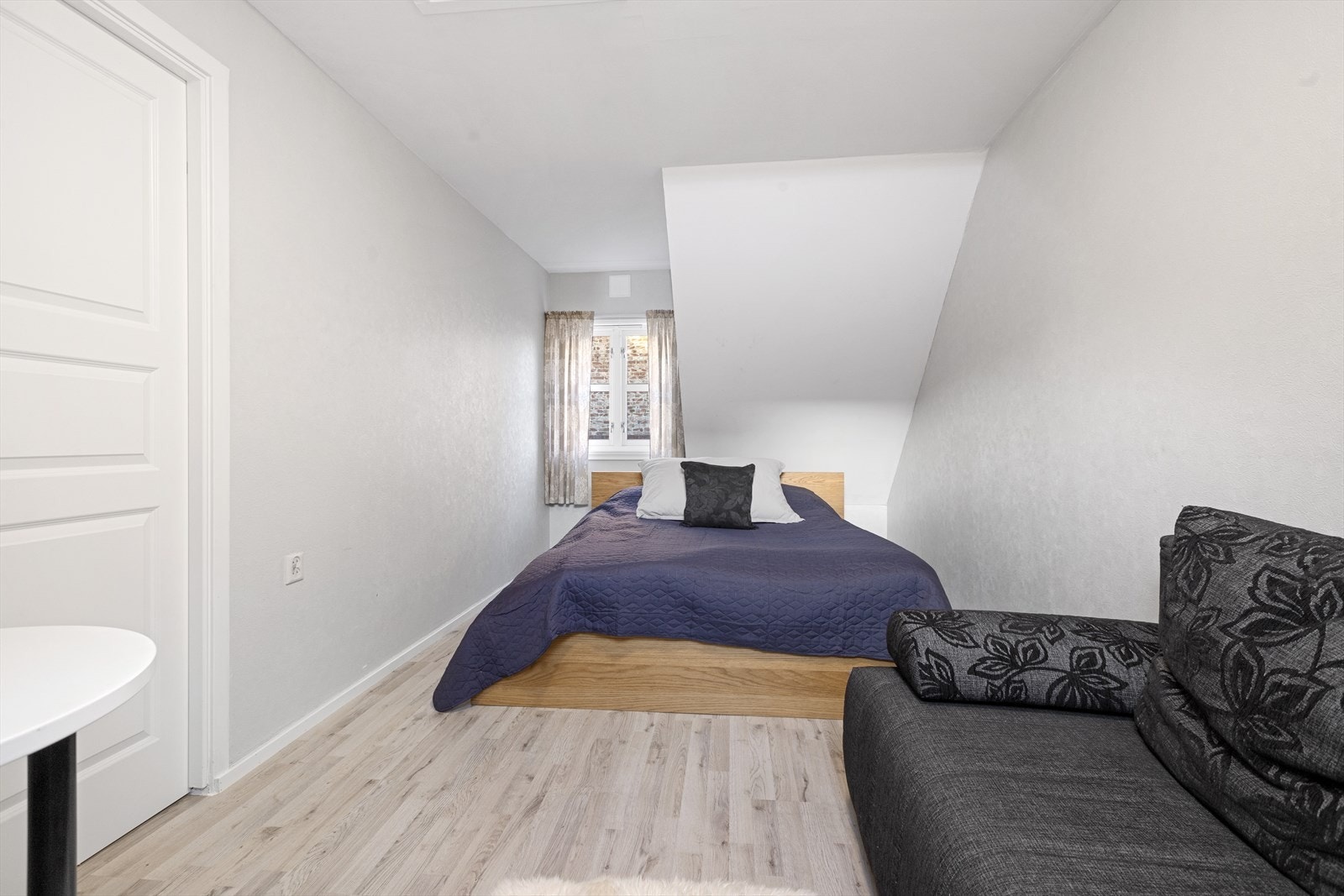 Soverom 1 er romslig med plass til å innrede med både seng, liten sofa og skrivebord Galleribilde