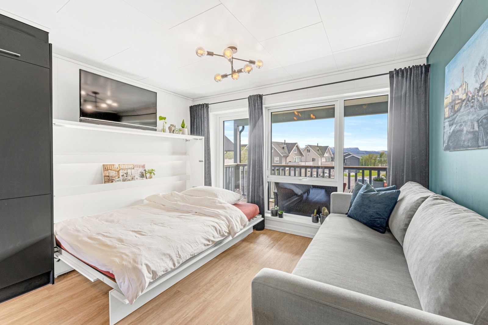 Nåværende eier har investert i nedfellbar seng, noe som gjør at leiligheten blir mer arealeffektiv. Galleribilde