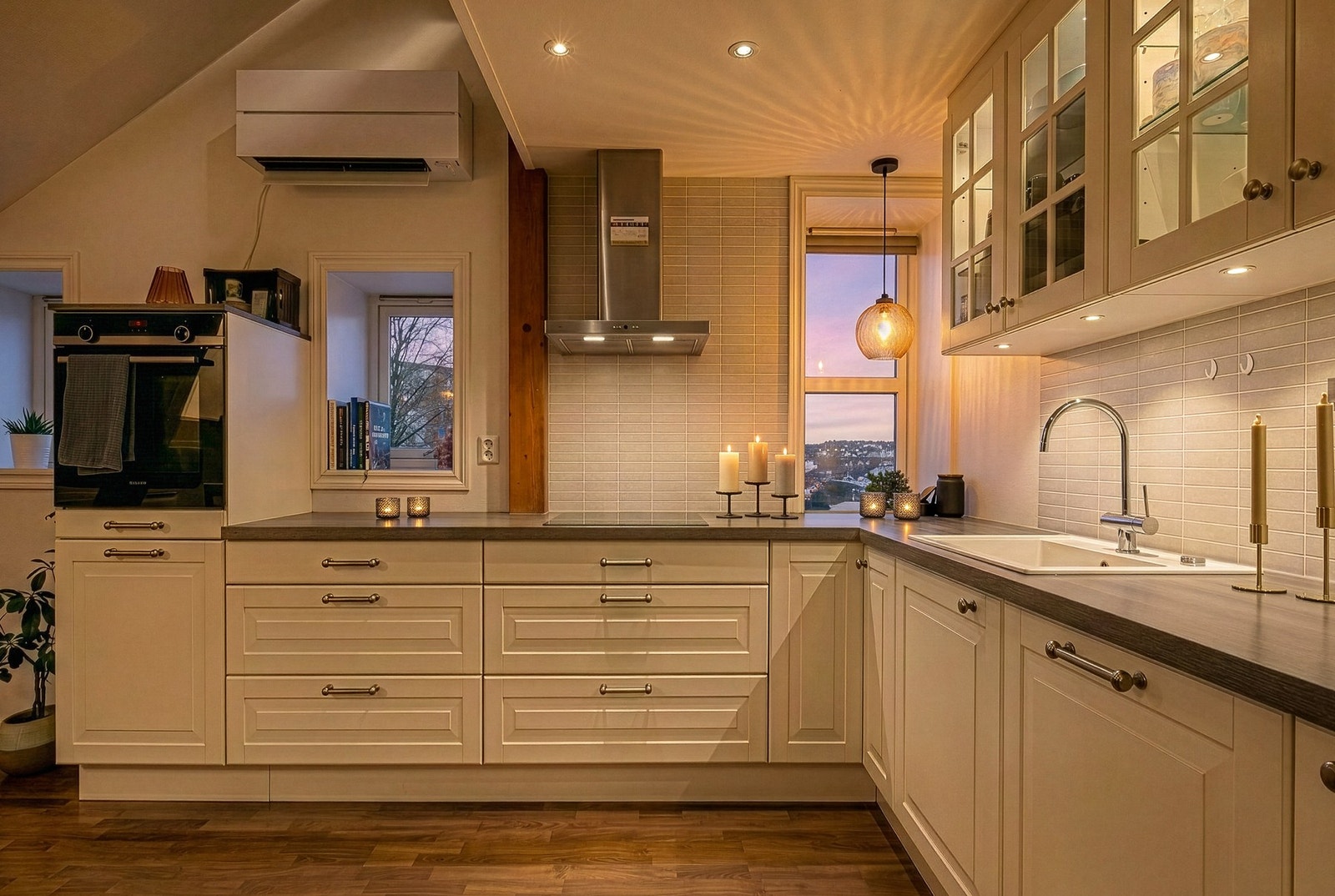 Lyst og pent kjøkken med mye benkeplass, hvitevarer medfølger. Mange vinduer og god utsikt fra kjøkkenet. Galleribilde