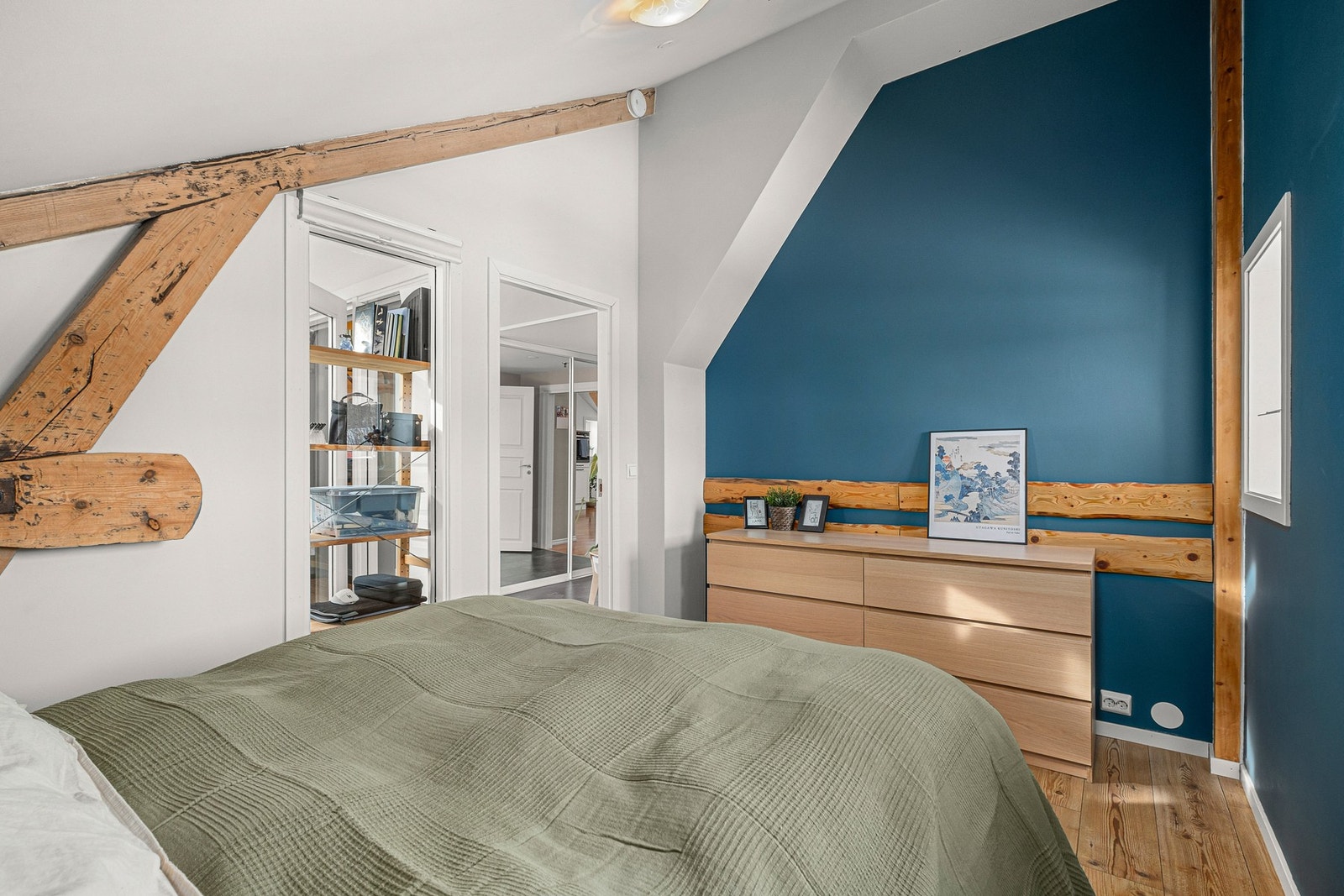 Her har man plass til dobbeltseng, nattbord og eventuell garderobeløsning. Galleribilde