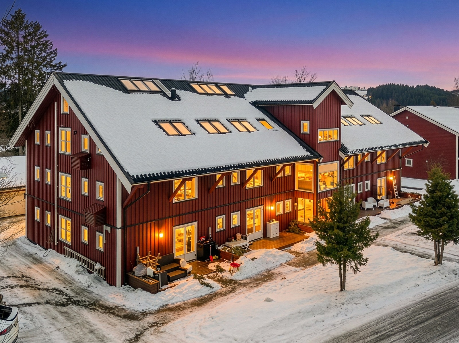 Dronefoto fasade i kveldsstemning Galleribilde