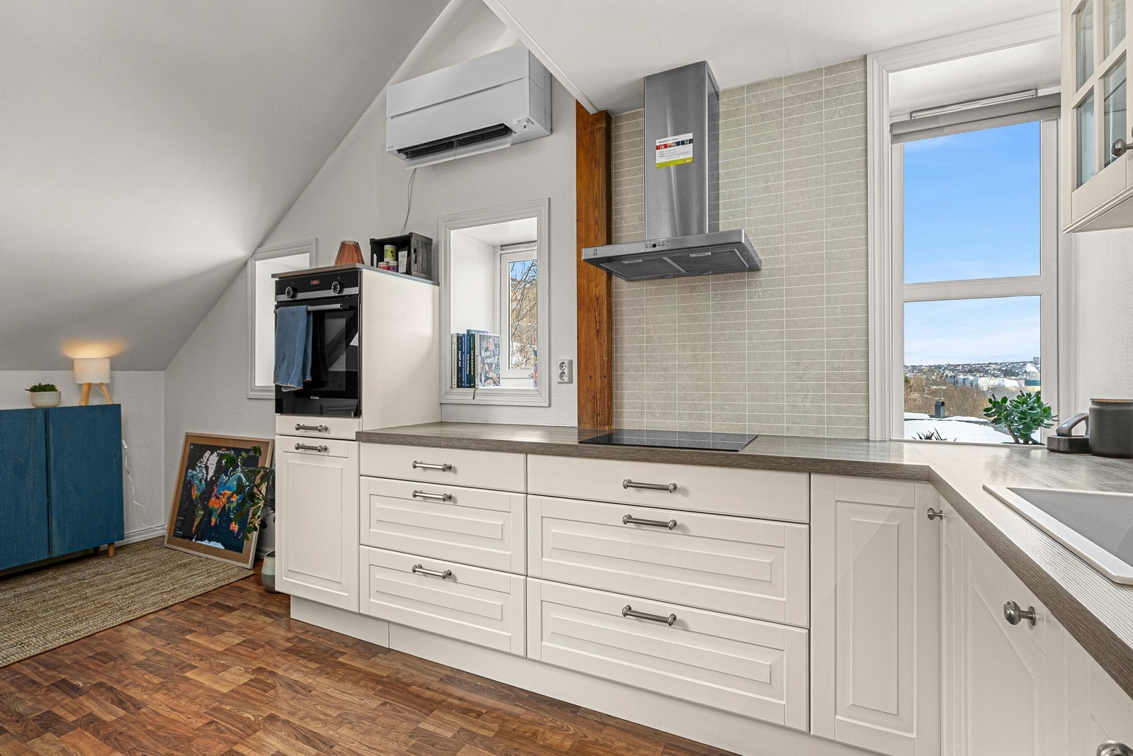 Ved kjøkkenet har man en praktisk plassering av varmepumpen som gir god varme i hele boligen. Galleribilde