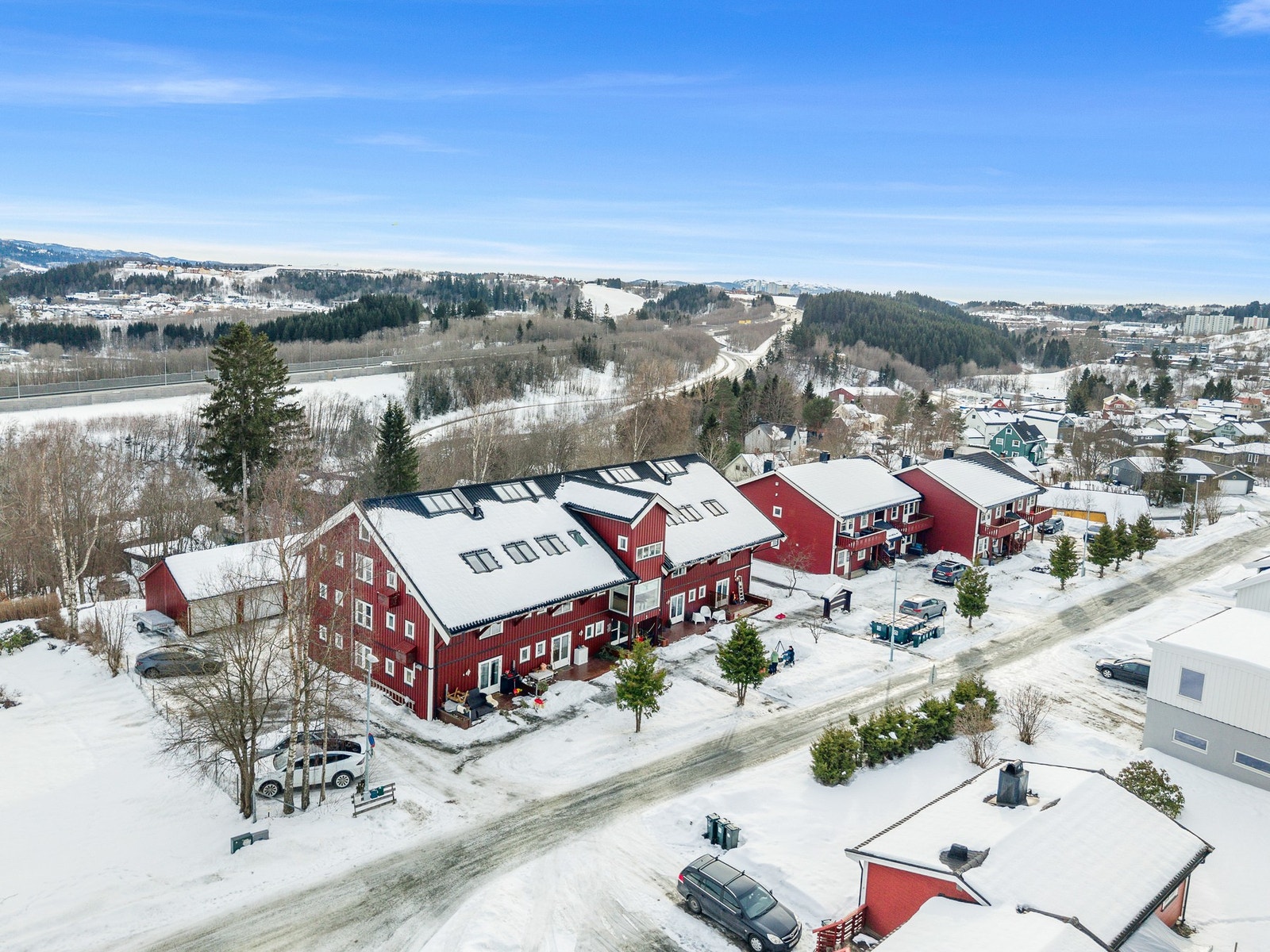 Boligen ligger innerst i blindvei i et rolig og avskjermet område Galleribilde