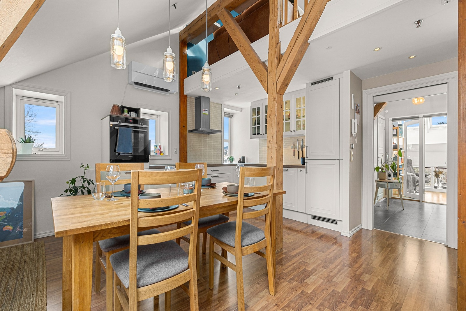 Det er god plass til spisegruppe i tilknytting til kjøkkenet. I taket sees sprinkleranlegg, hele bygget har sprinkleranlegg og seriekoblede røkvarslere. Galleribilde