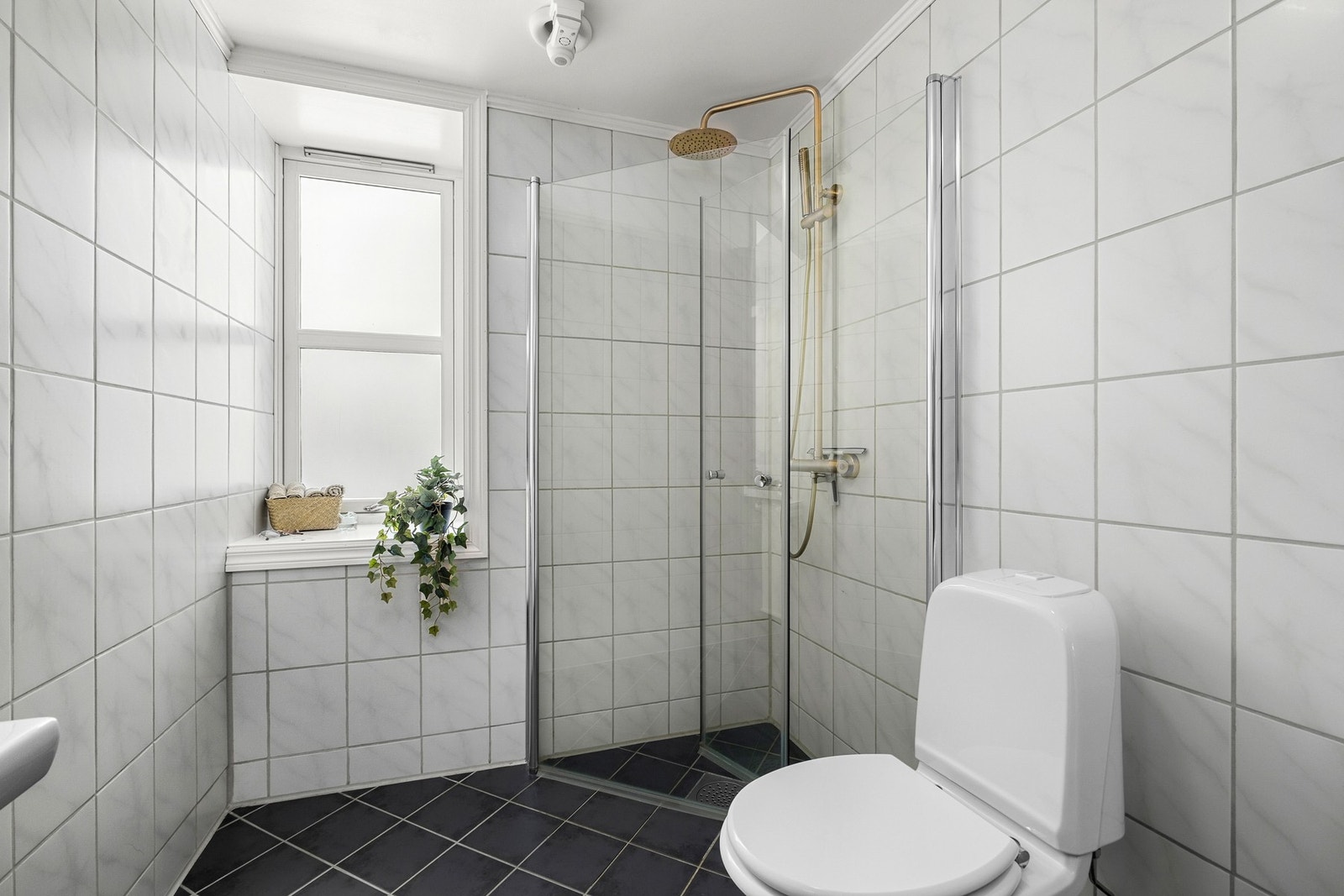 Utstyrt med gulvvarme, wc, dusj med innfellbare glassdører, fuktstyrt, avtrekksvifte, servant og speil. Galleribilde