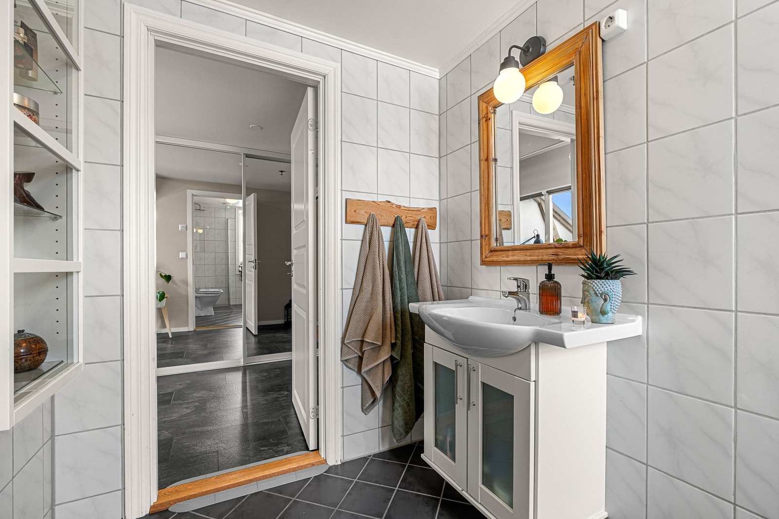 Servant med underskap. Praktisk skap til venstre. Utenfor ser man speilskyvedørsgarderoben i gang/entrè. Galleribilde