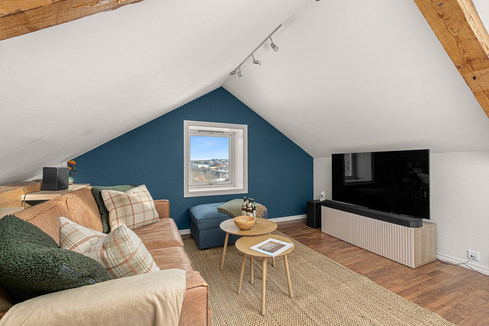 Her har man en naturlig plassering av sofa og tv, som skaper en fin tv-stue. Galleribilde