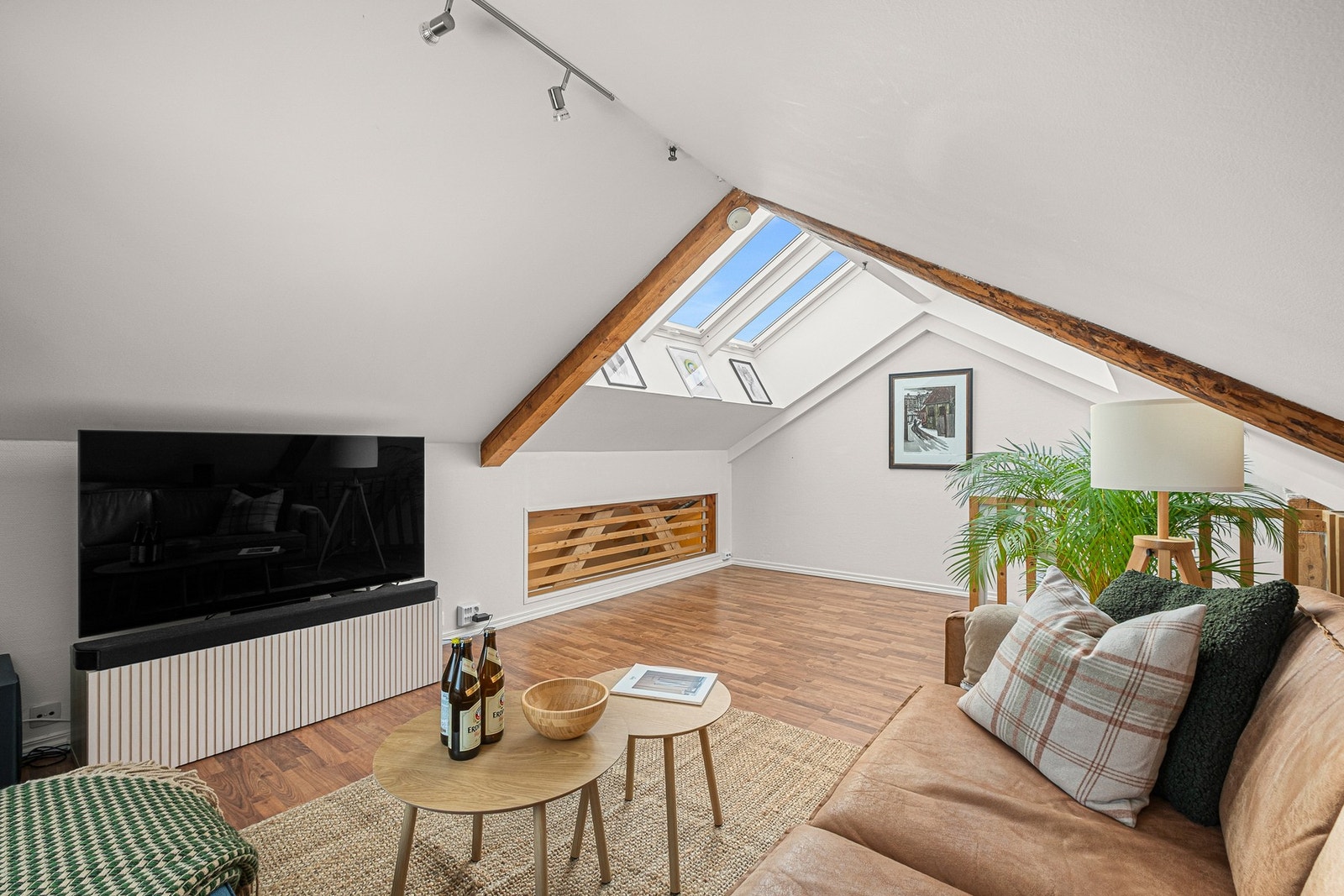 Ved oppsett av delevegg ved bjelke, vil rommet kunne bli til soverom og loftstue. Galleribilde