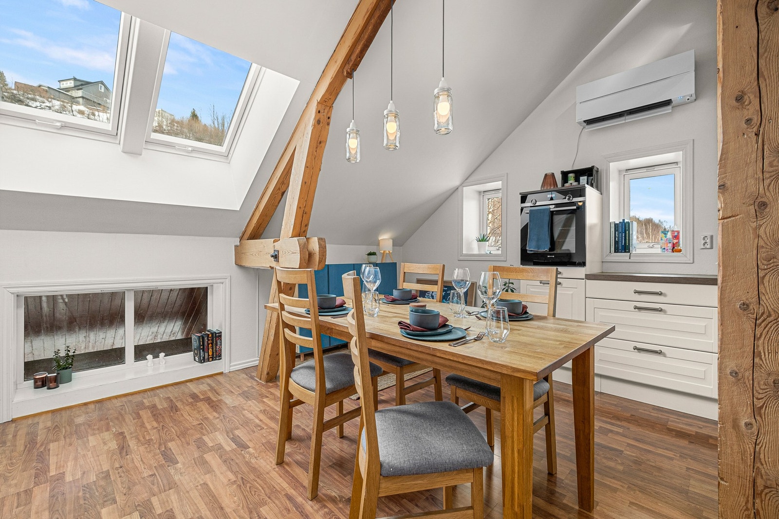 Takvinduene gir utsyn og godt med lys inn i rommet. Galleribilde