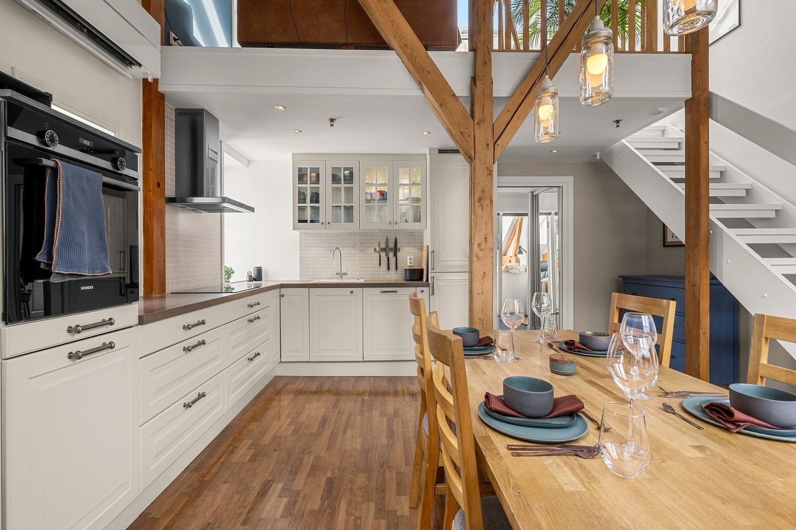 Rikelig med skap- og benkeplass. Integrerte hvitevarer fra Siemens. Galleribilde