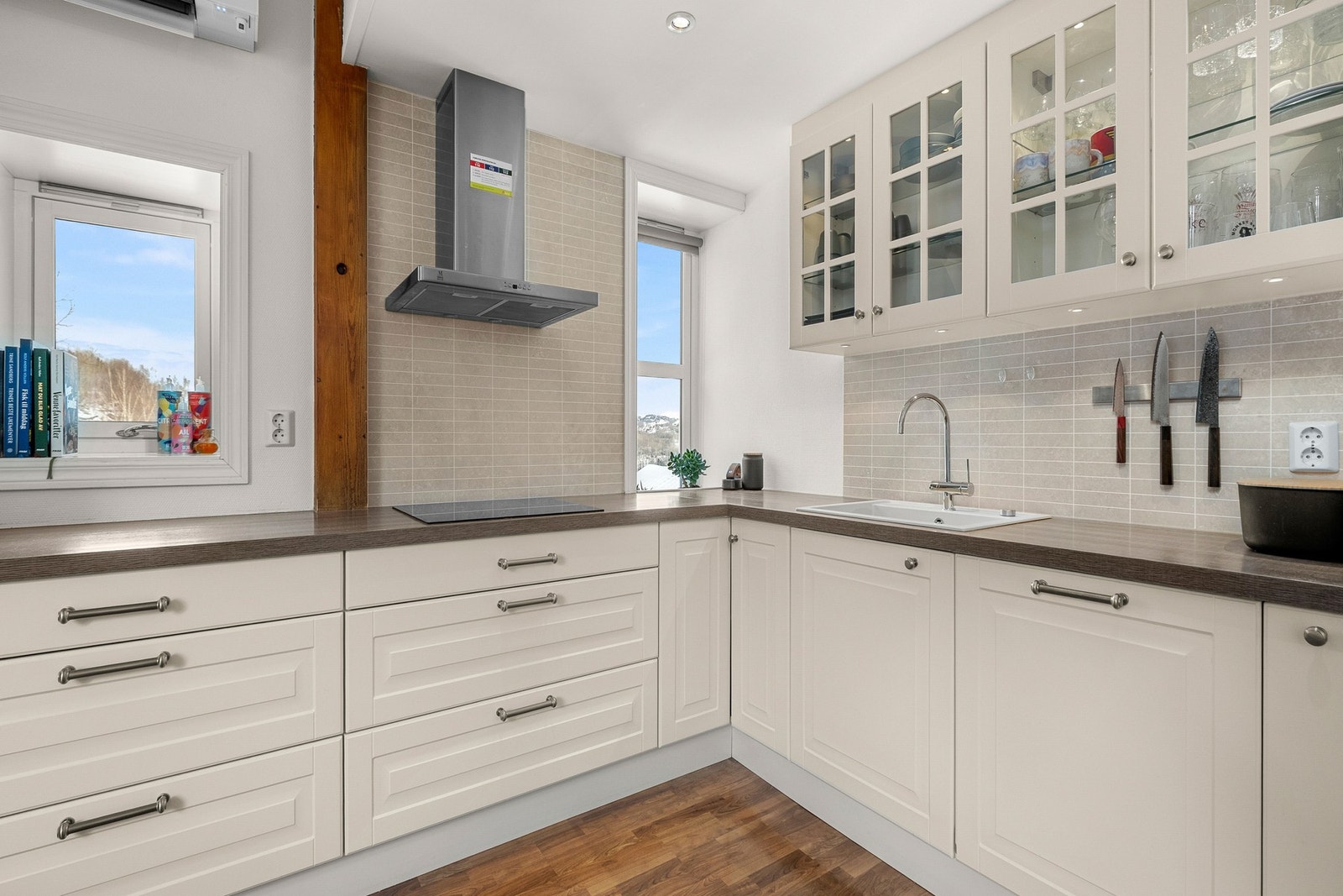 Avtrekksvifte hvor luften går ut på vegg. Integrert platetopp og oppvaskmaskin. Downlights i taket, inne i overskap, og over benk. Galleribilde