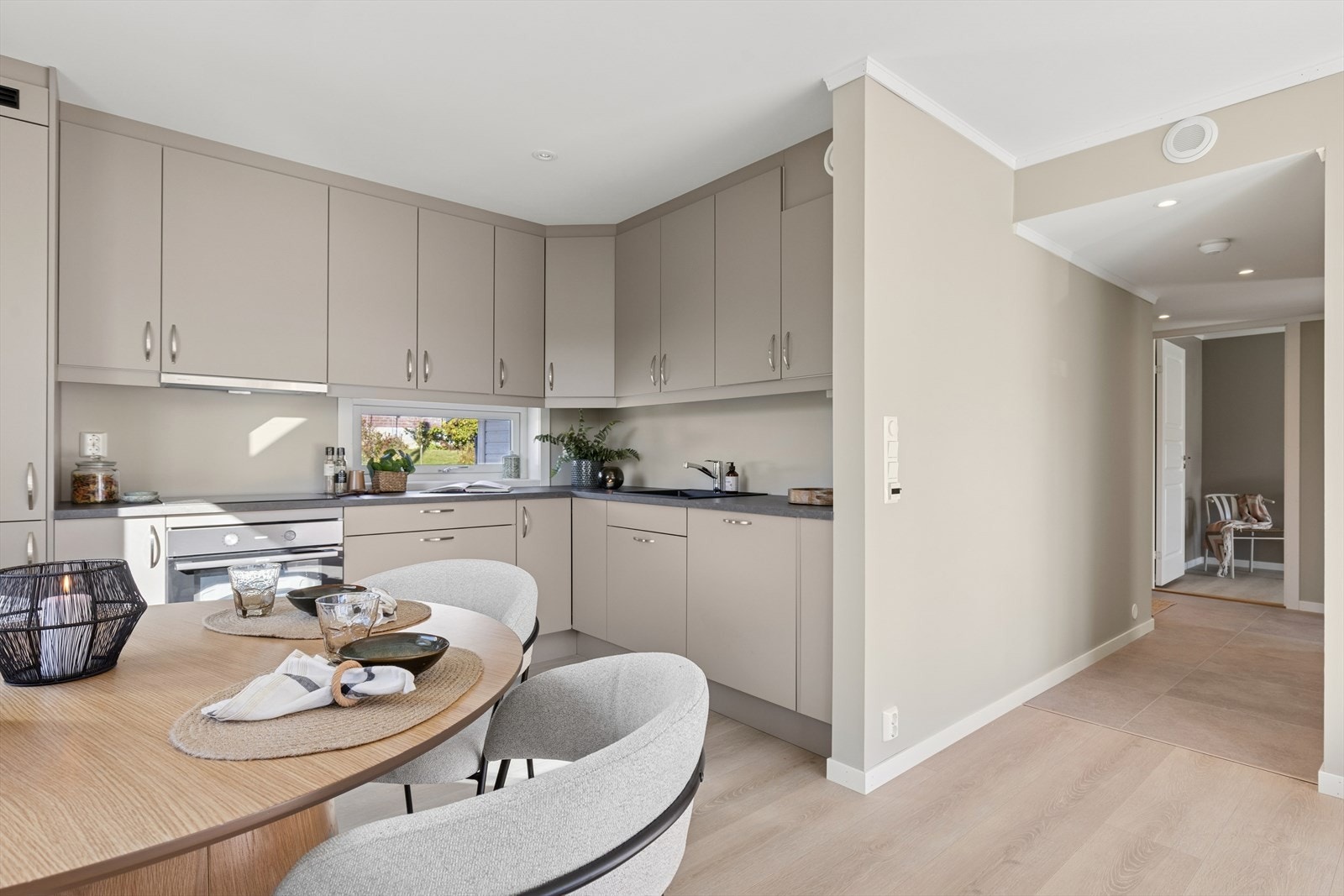 Leilighetens kjøkken ligger i åpen løsning med stuen. Galleribilde