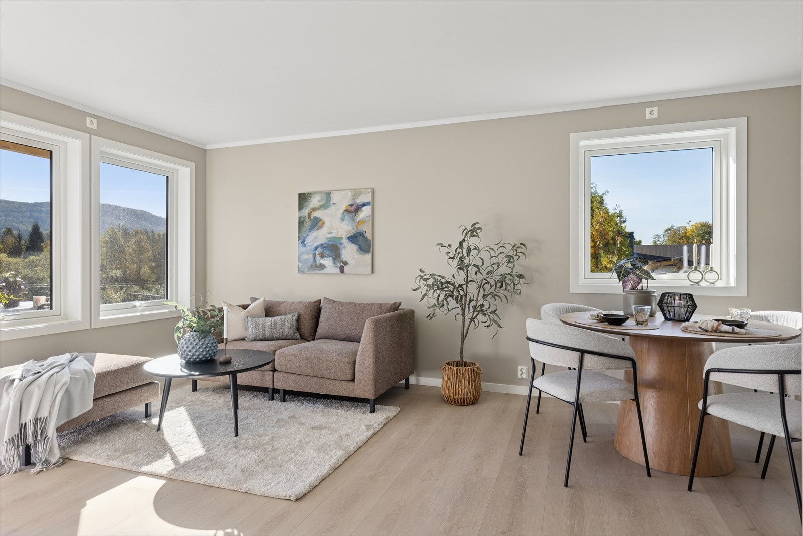 Endeleilighet med mye lys og fin uteplass. Galleribilde