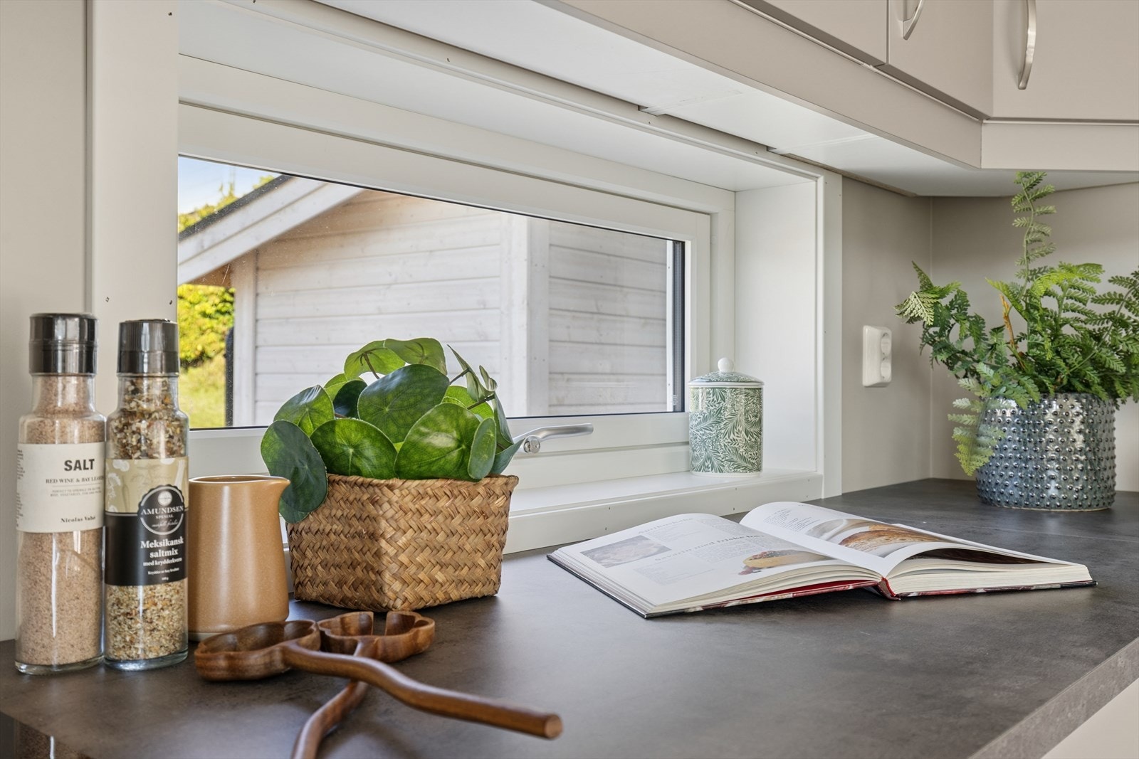 Kjøkkenet er utstyrt med integrerte hvitevarer. Galleribilde