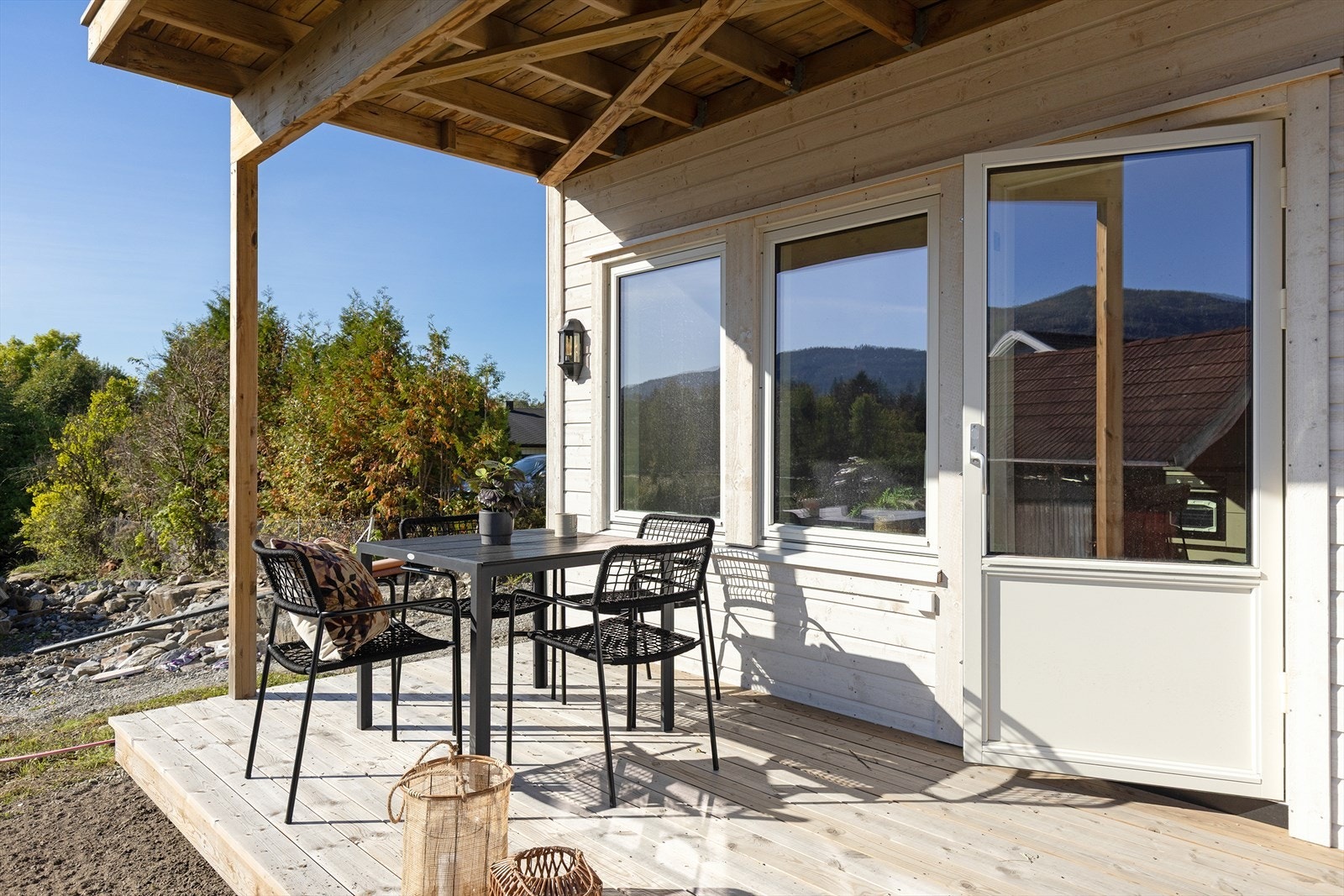 I grensen mot Badeveien 12 vil det bli satt opp en liten steinmur som deler grensen, og da blir det større uteplass for denne leiligheten. Galleribilde