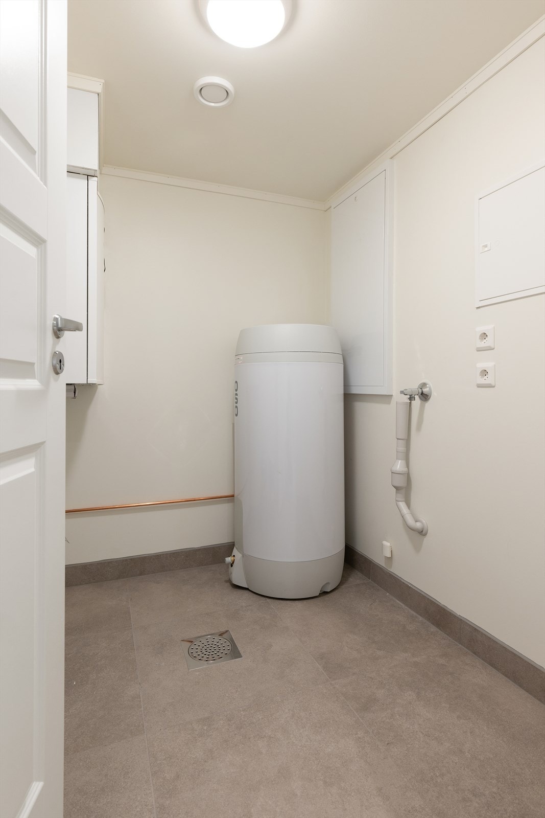 Innvendig bod med opplegg for vaskemaskin. Galleribilde