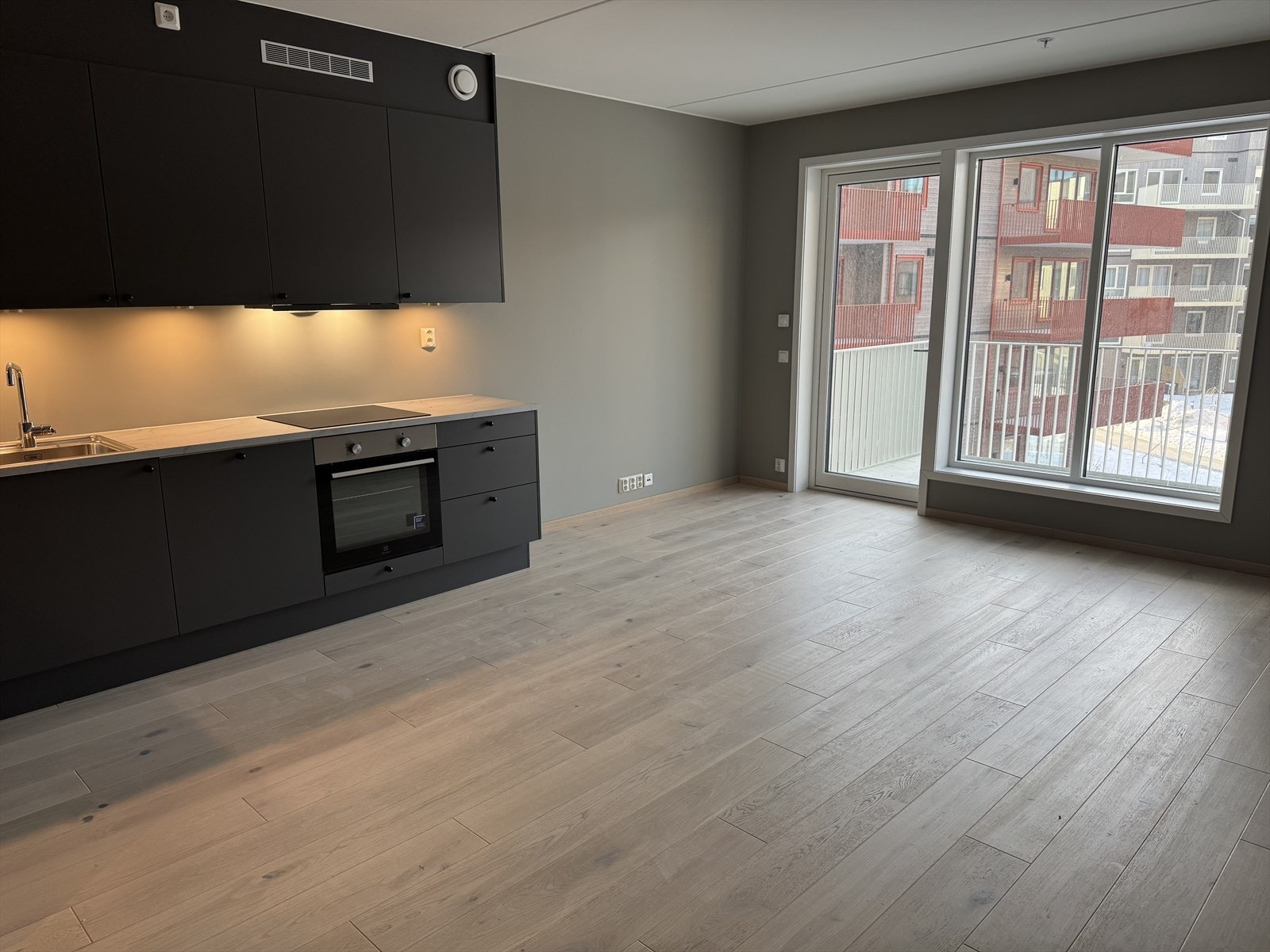 Bilder tatt på forhåndsbefaring - lys og hyggelig stue med åpent kjøkken Galleribilde