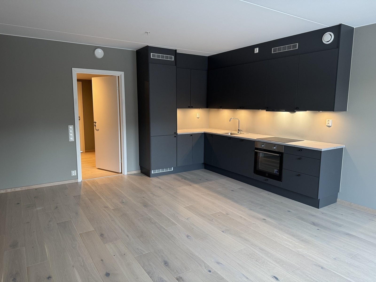 Stilrent og moderne kjøkken med integrerte hvitevarer Galleribilde