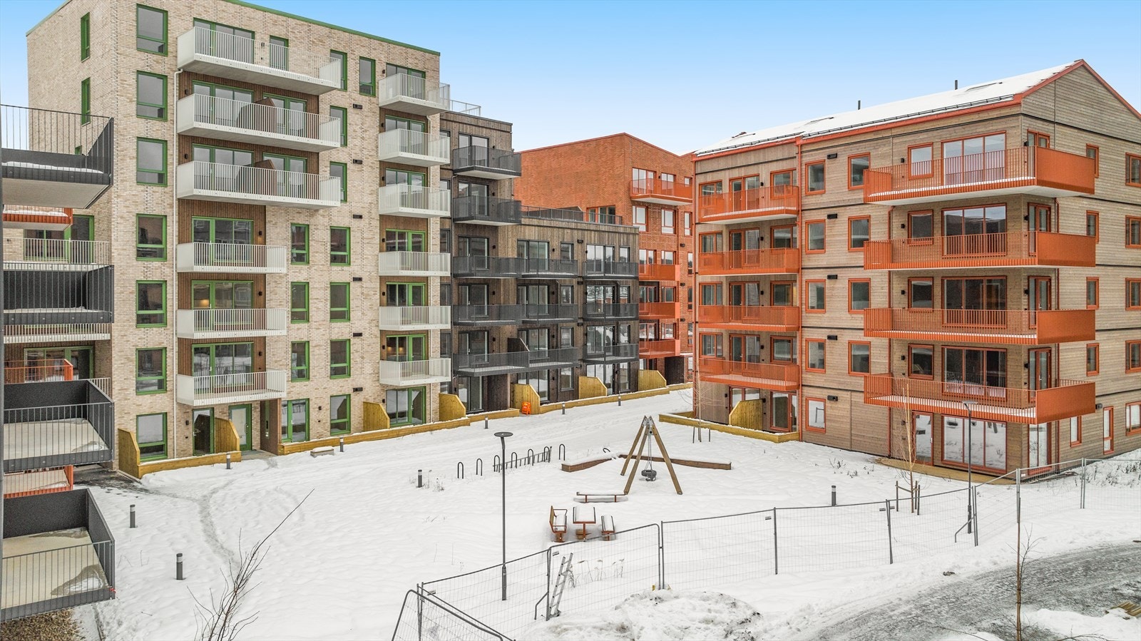 Balkong mot hyggelig bakgård og lekeplass Galleribilde