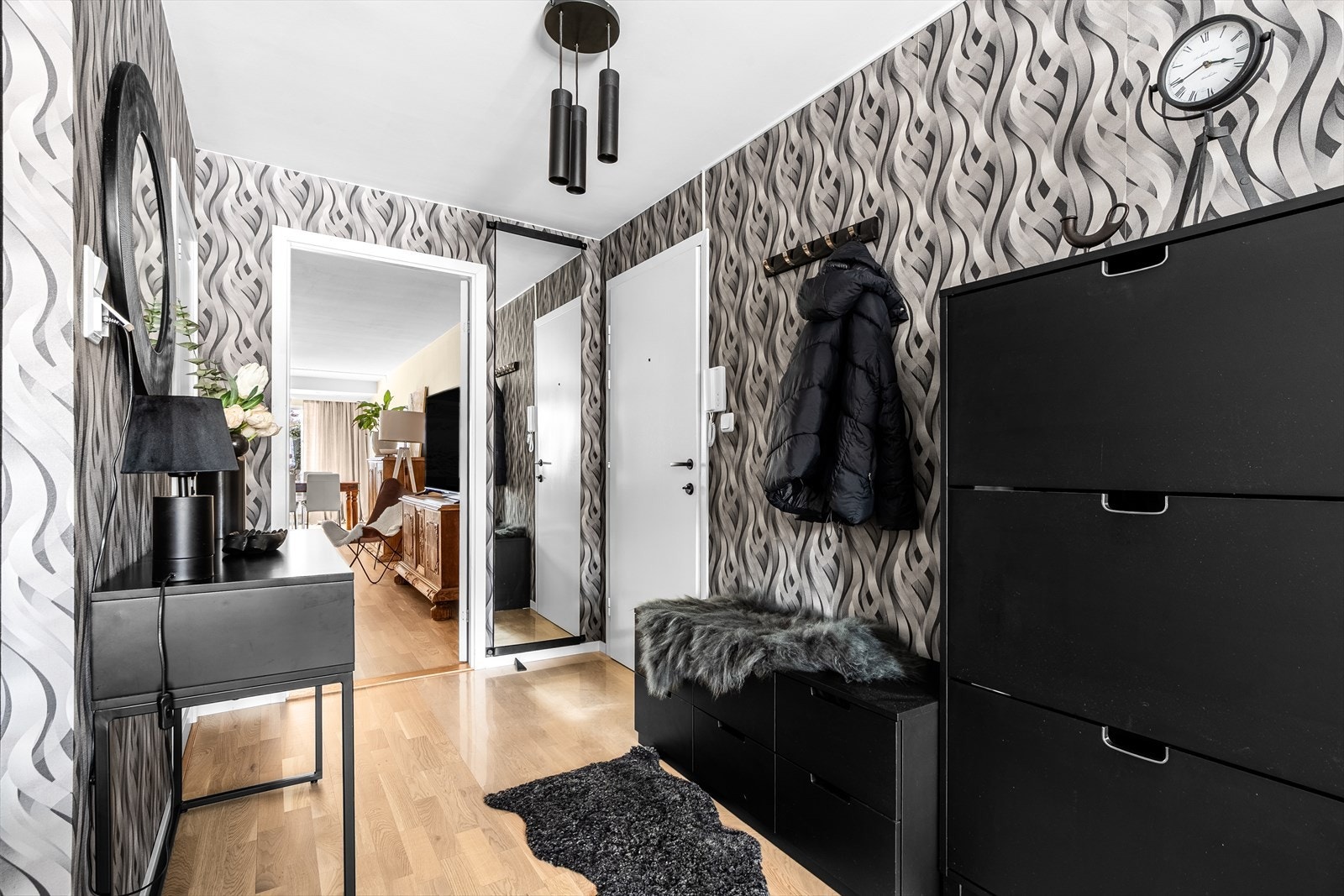 Entréen ønsker velkommen og gir et godt førsteinntrykk av boligen. Galleribilde