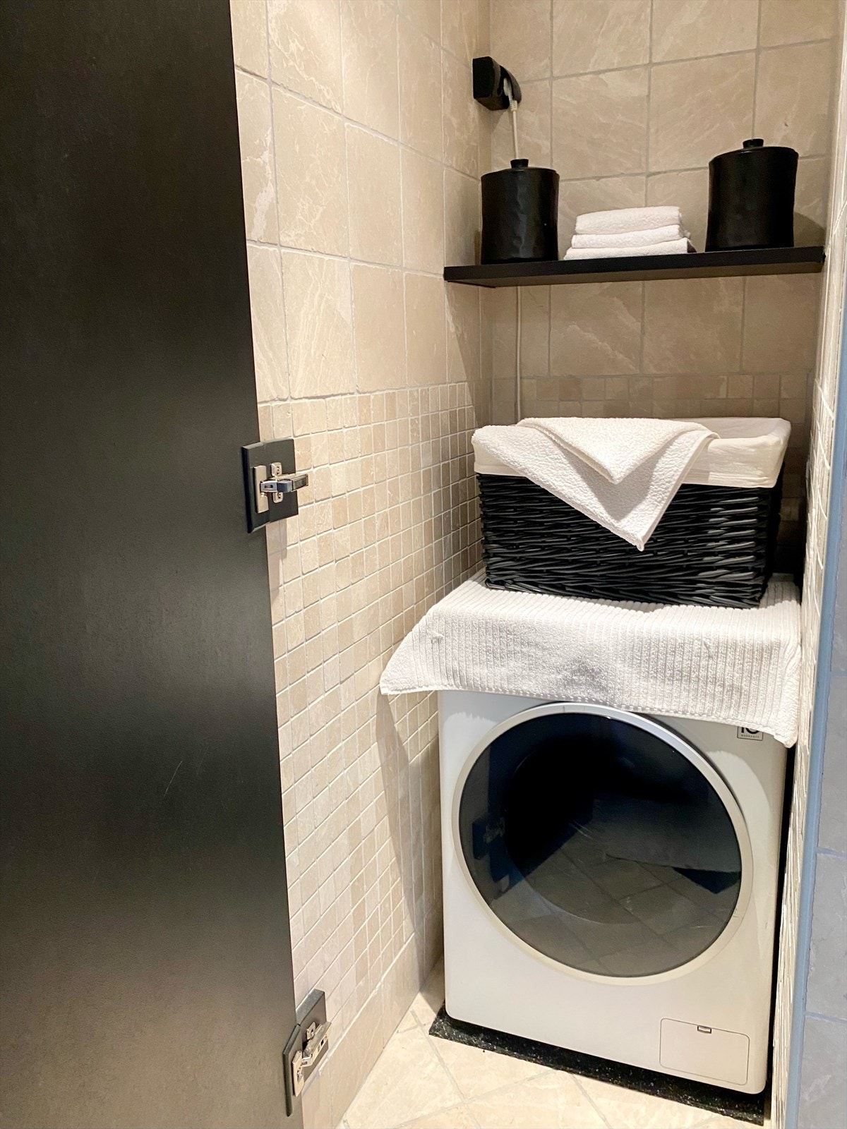 Det er tilrettelagt for vaskemaskin på badet, som har en plassbesparende dør. Denne medfølger salget. Galleribilde