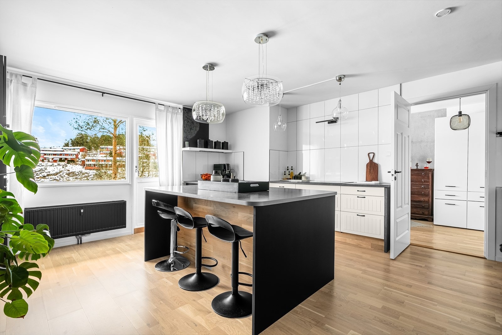 Dette er en gjennomgående og stor leilighet med to flotte uteplasser og garasjeplass. Galleribilde