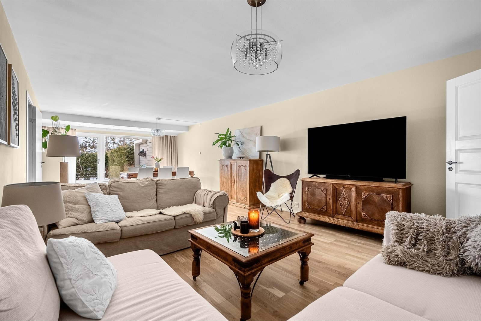 Stuen har flere møbleringssoner og glatte, malte veggflater som gir et nøytralt utgangspunkt. Galleribilde