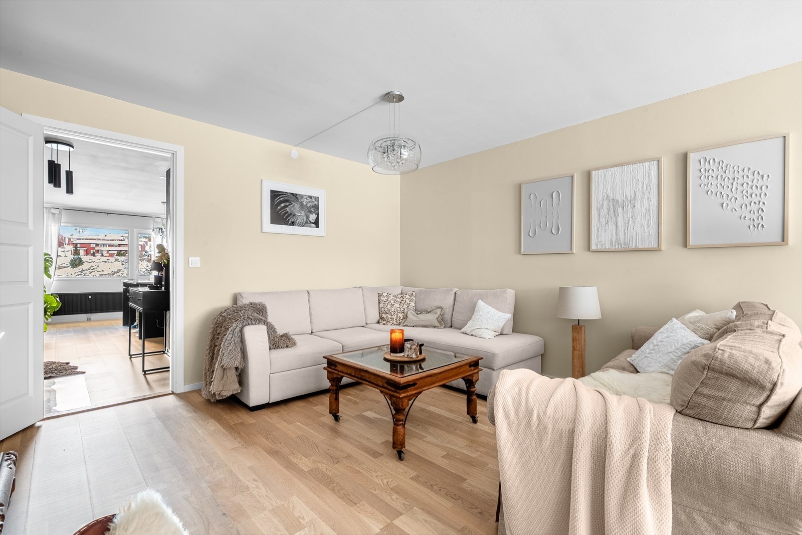 Fra stuen er det enkel adkomst videre til leilighetens øvrige rom. Galleribilde