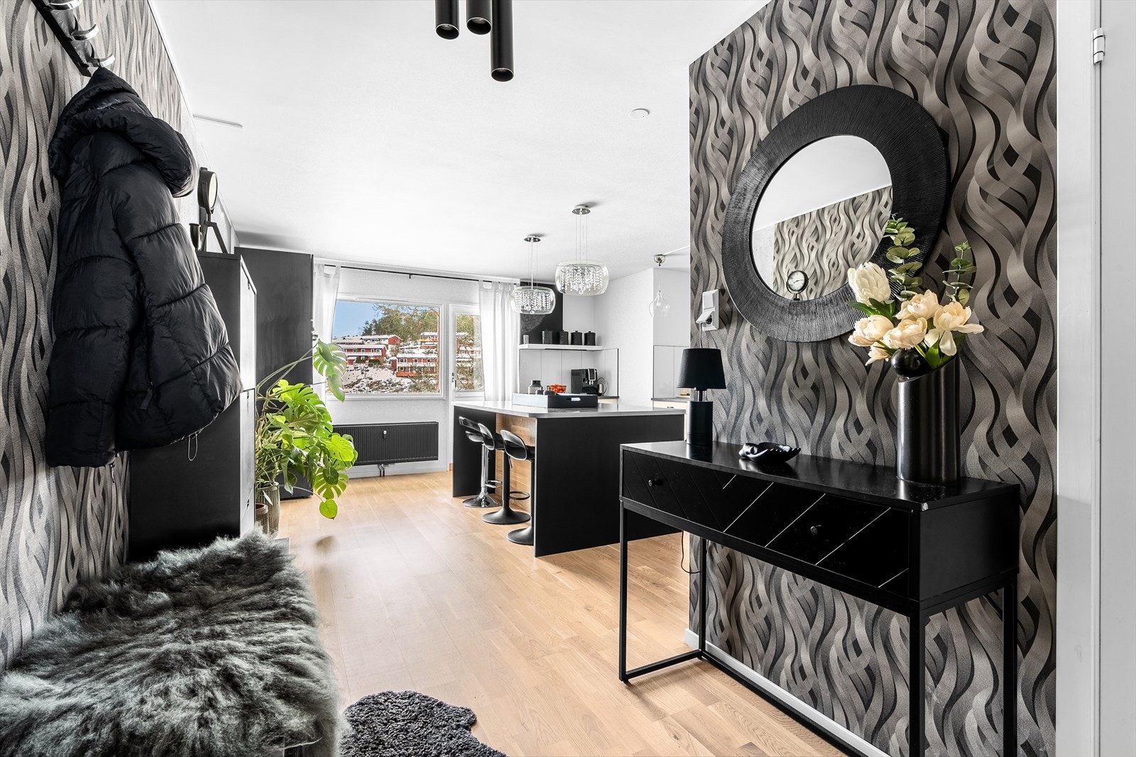 Fra entréen åpner boligen seg opp mot kjøkkenet og de sosiale sonene. Galleribilde