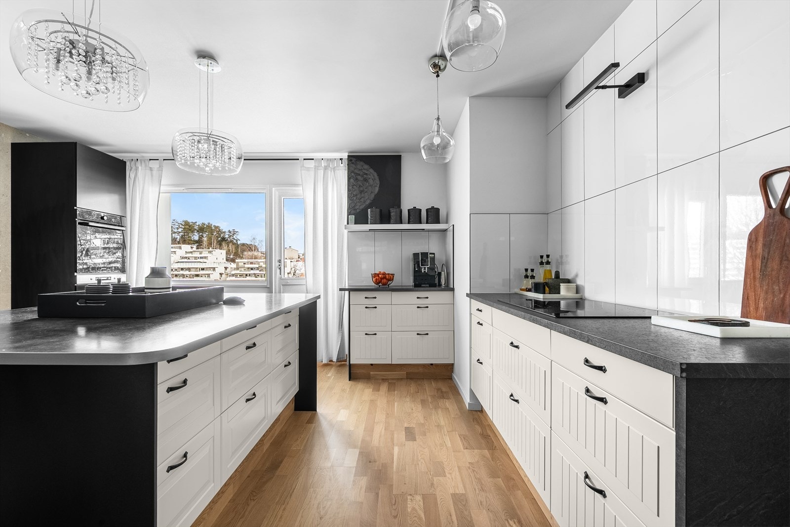 Kjøkkenet er utstyrt med integrert induksjonstopp og stekeovn. Galleribilde