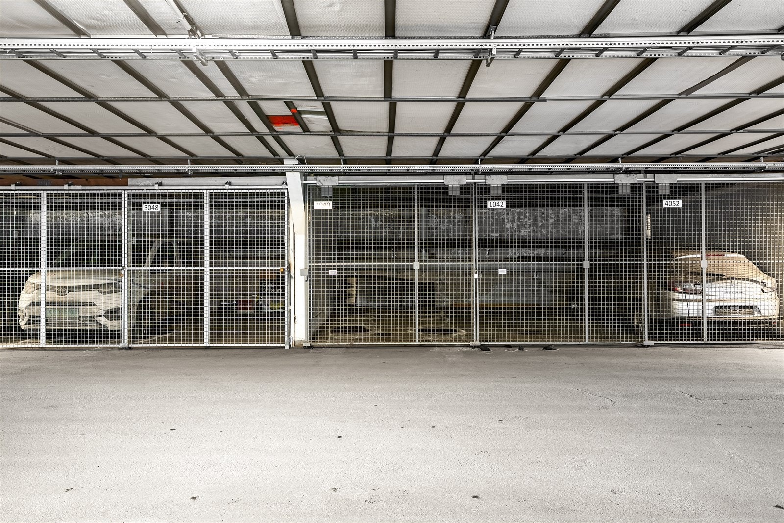 Det medfølger en fast parkeringsplass, merket nr. 1040, i felles lukket garasjeanlegg. Galleribilde