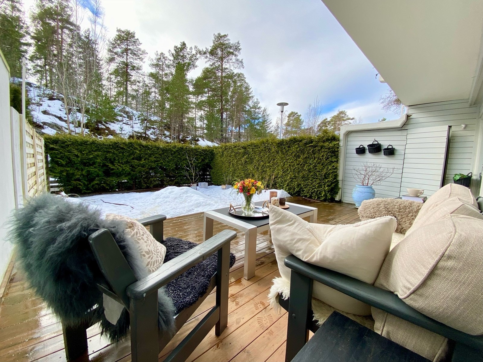 Velkommen til Lusetjerneveien 44! Den sydvestvendte markterrassen er på 21,62 m². Galleribilde