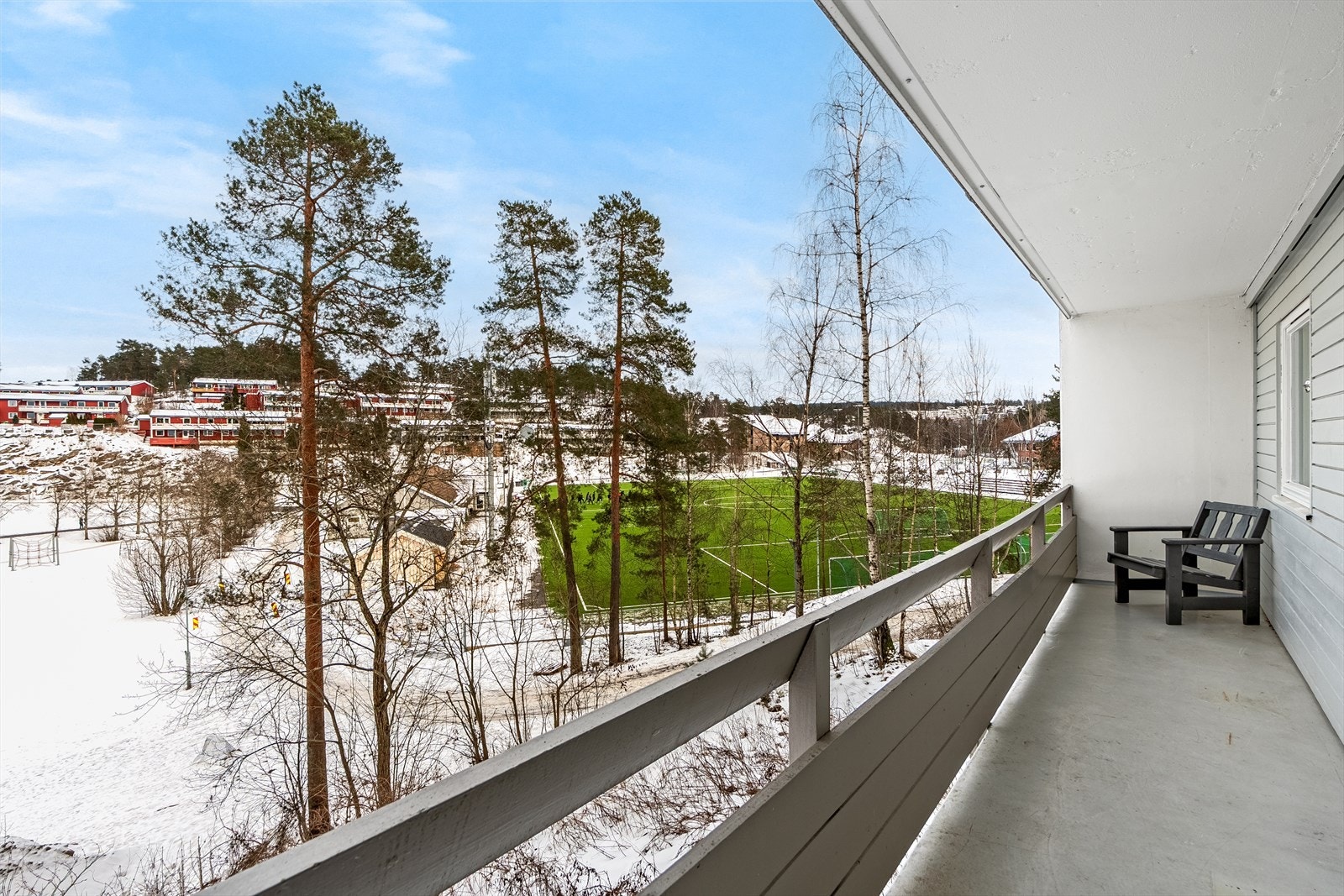 Den nordøstvendte balkongen har utsikt mot Holmliabanen, som ligger kun få minutter unna. Galleribilde