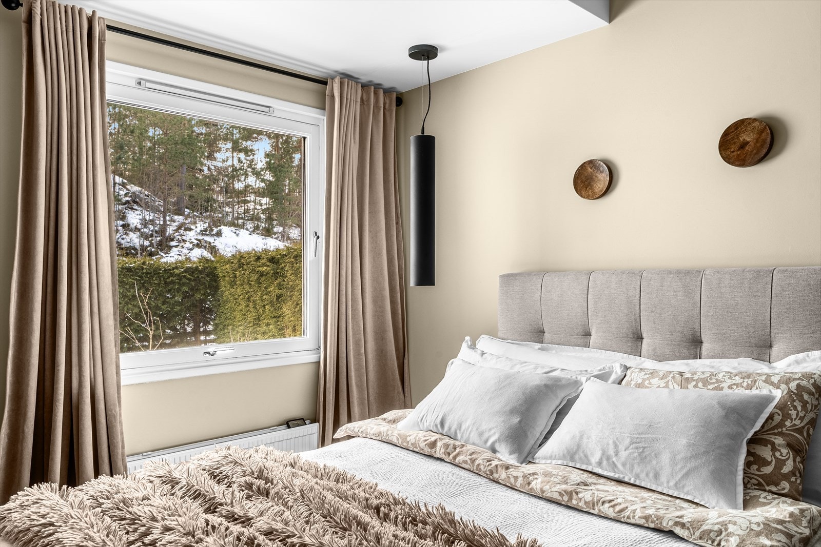 Vinduet vender ut mot rolige fellesarealer og gir godt med naturlig lys. Galleribilde