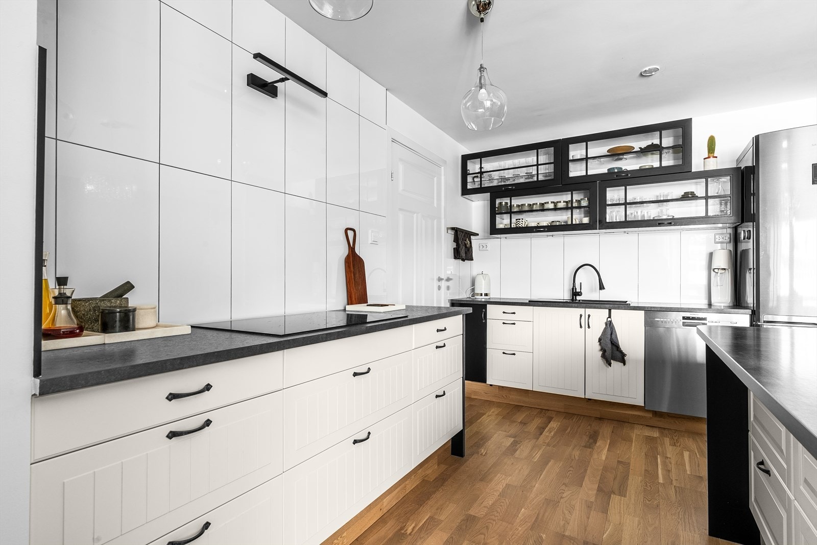 Kjøkkeninnredningen har rikelig med skap- og benkeplass, med belysning under overskapene. Galleribilde