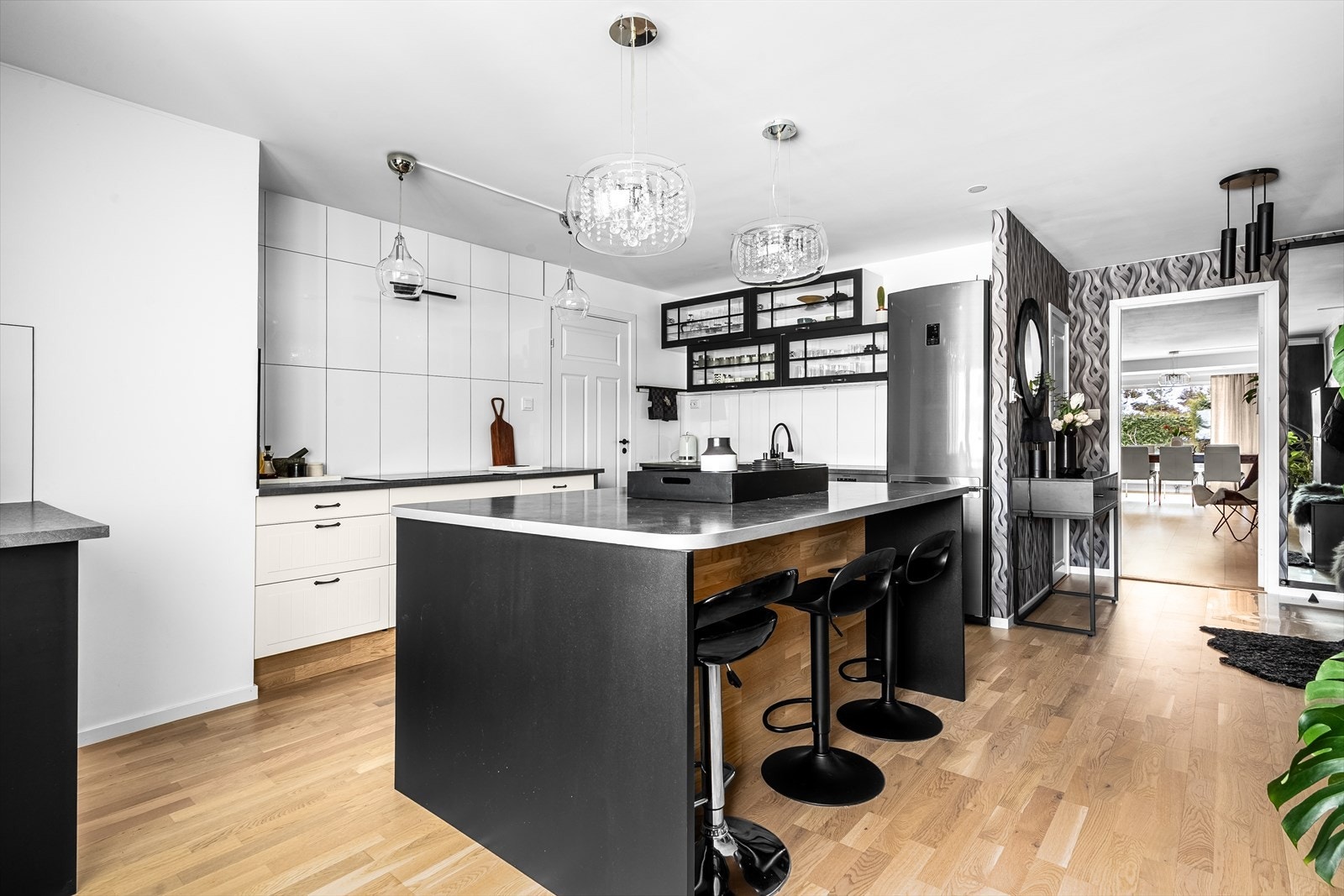 Leilighetens kjøkken ble fornyet i 2023 og er et sosialt og funksjonelt samlingspunkt. Galleribilde