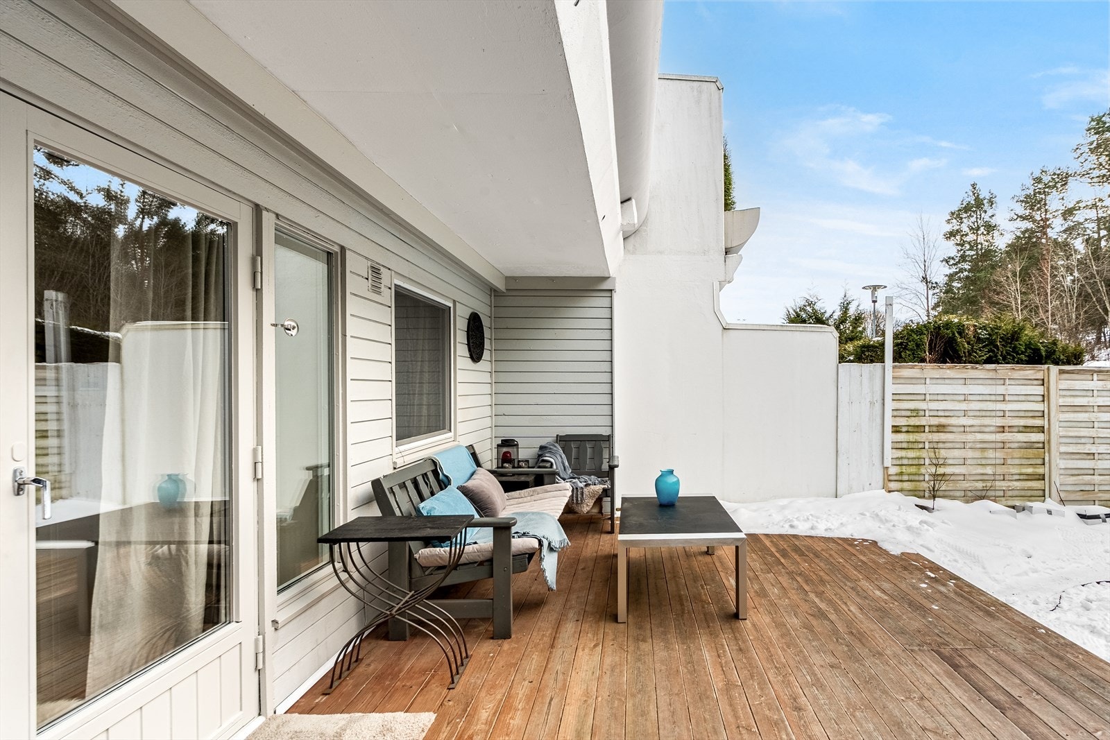 Markterrassen er en usjenert og privat uteplass med god plass til utemøbler. Galleribilde