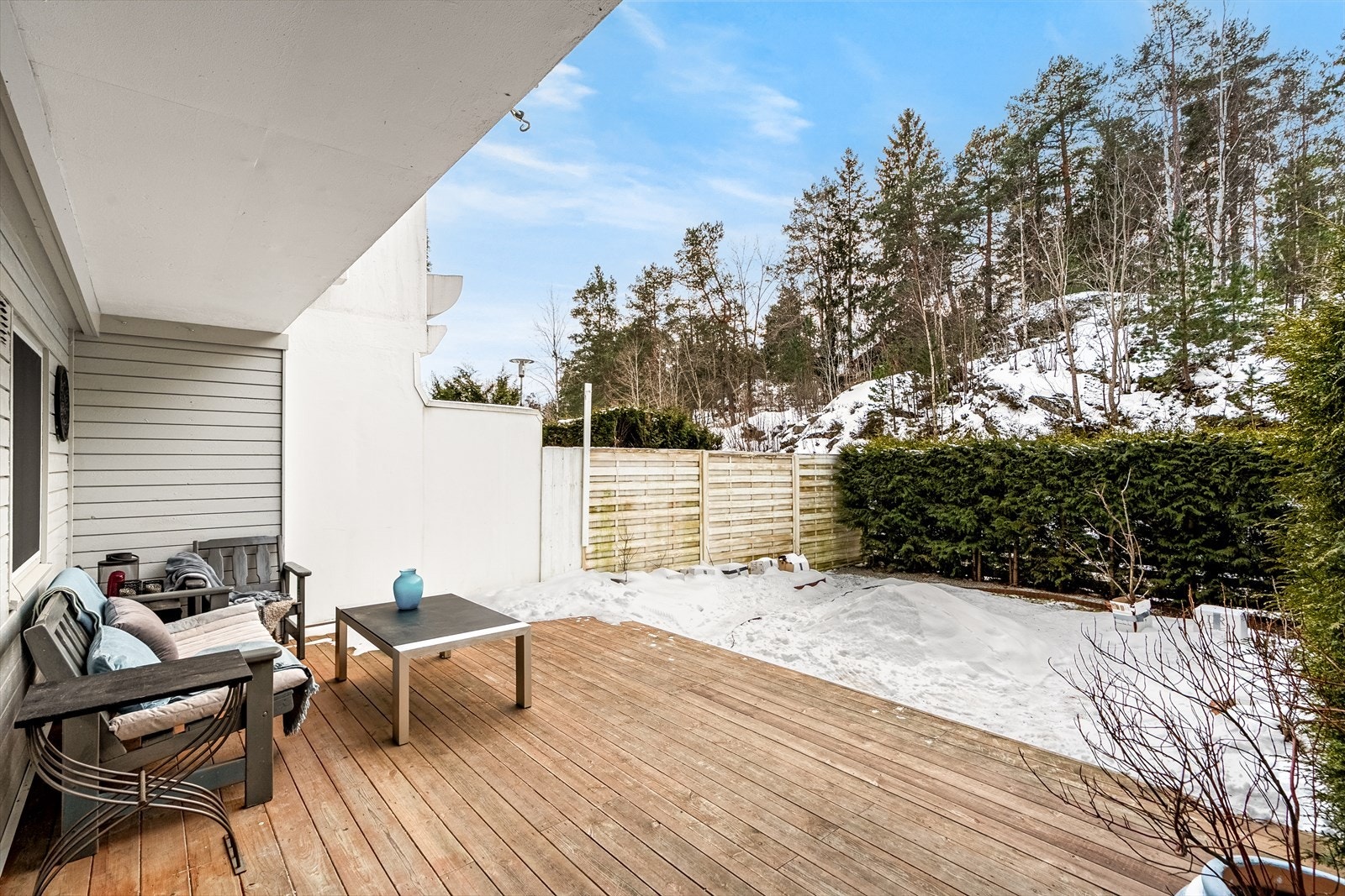 Fra stuen er det utgang til en romslig, sydvestvendt markterrasse på over 21 m². Galleribilde