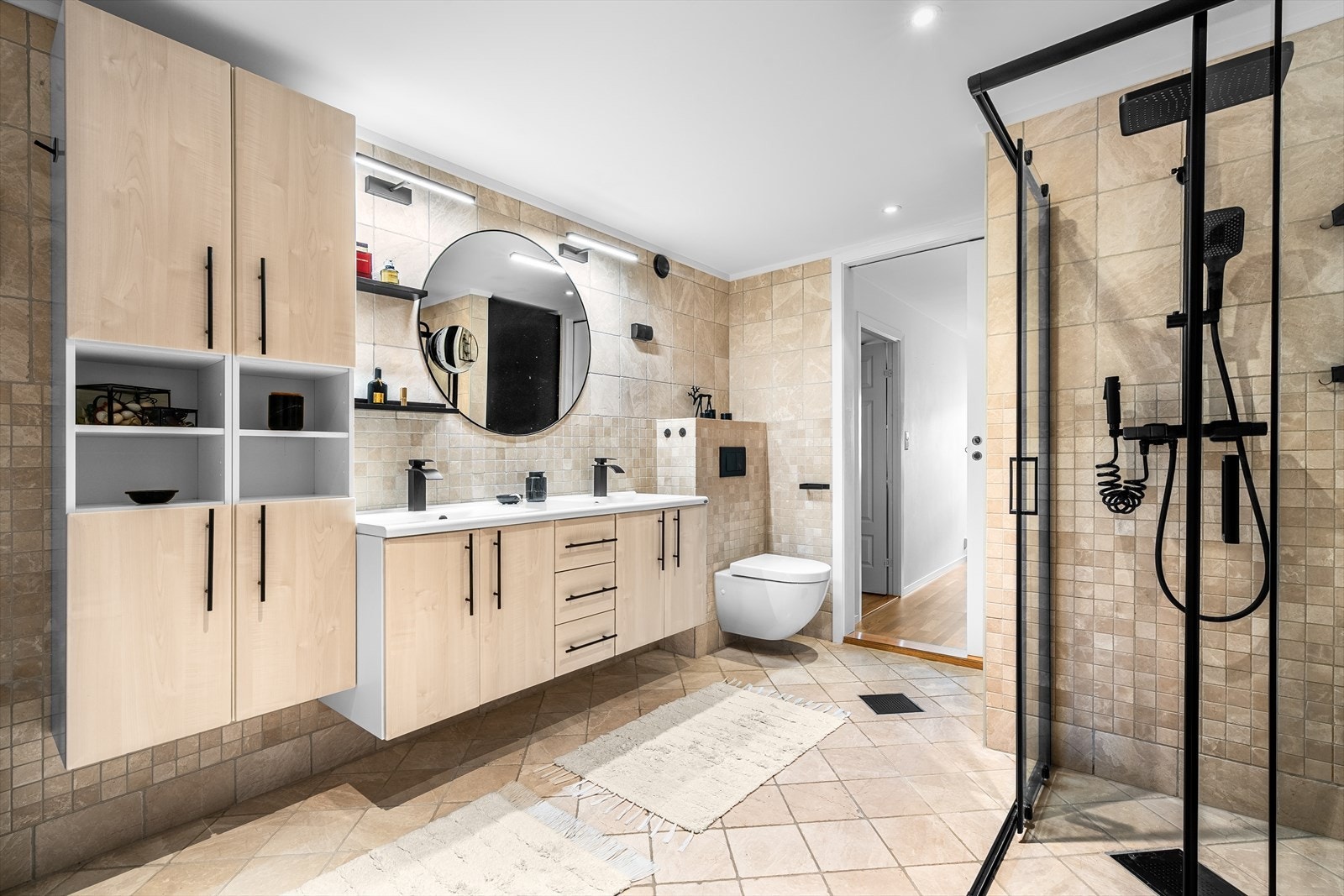 Her er det termostatstyrte varmekabler i gulvet og downlights i taket for økt komfort. Galleribilde