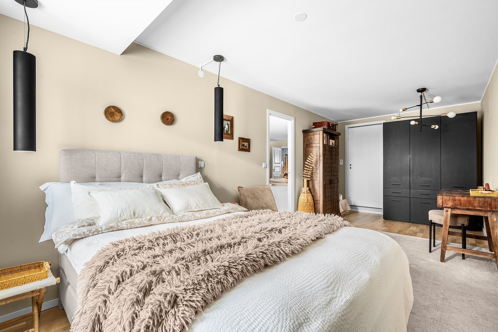 Klær kan pent ryddes bort i et romslig garderobeskap. Galleribilde