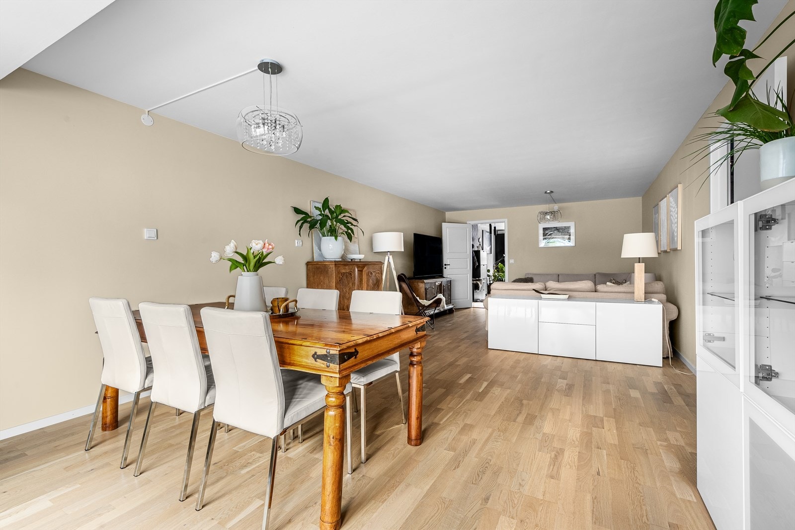 Den åpne løsningen mellom stue og spisestue skaper en luftig og sosial atmosfære. Galleribilde