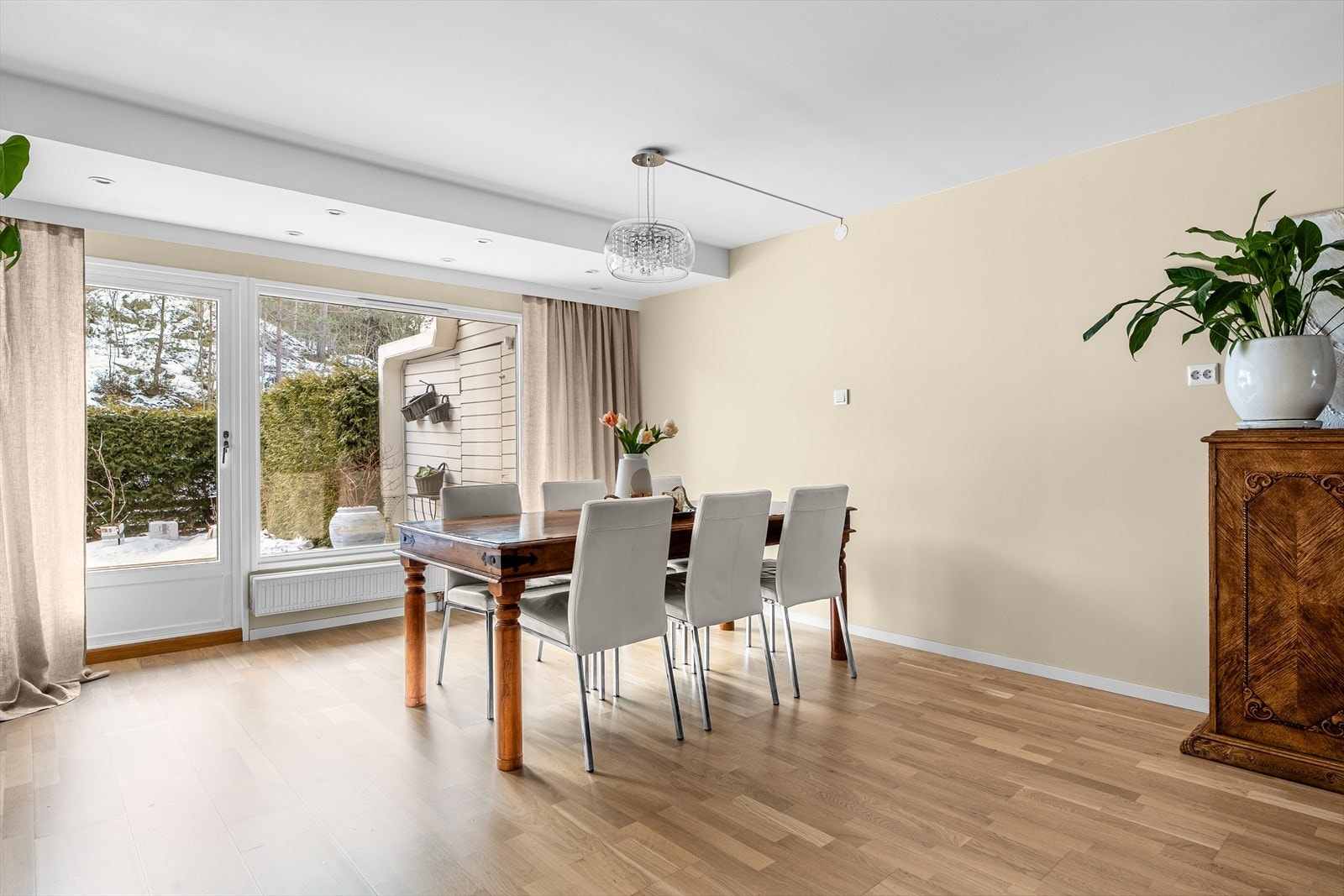 Innfelte downlights i himlingen gir en jevn og behagelig belysning i stuen. Galleribilde