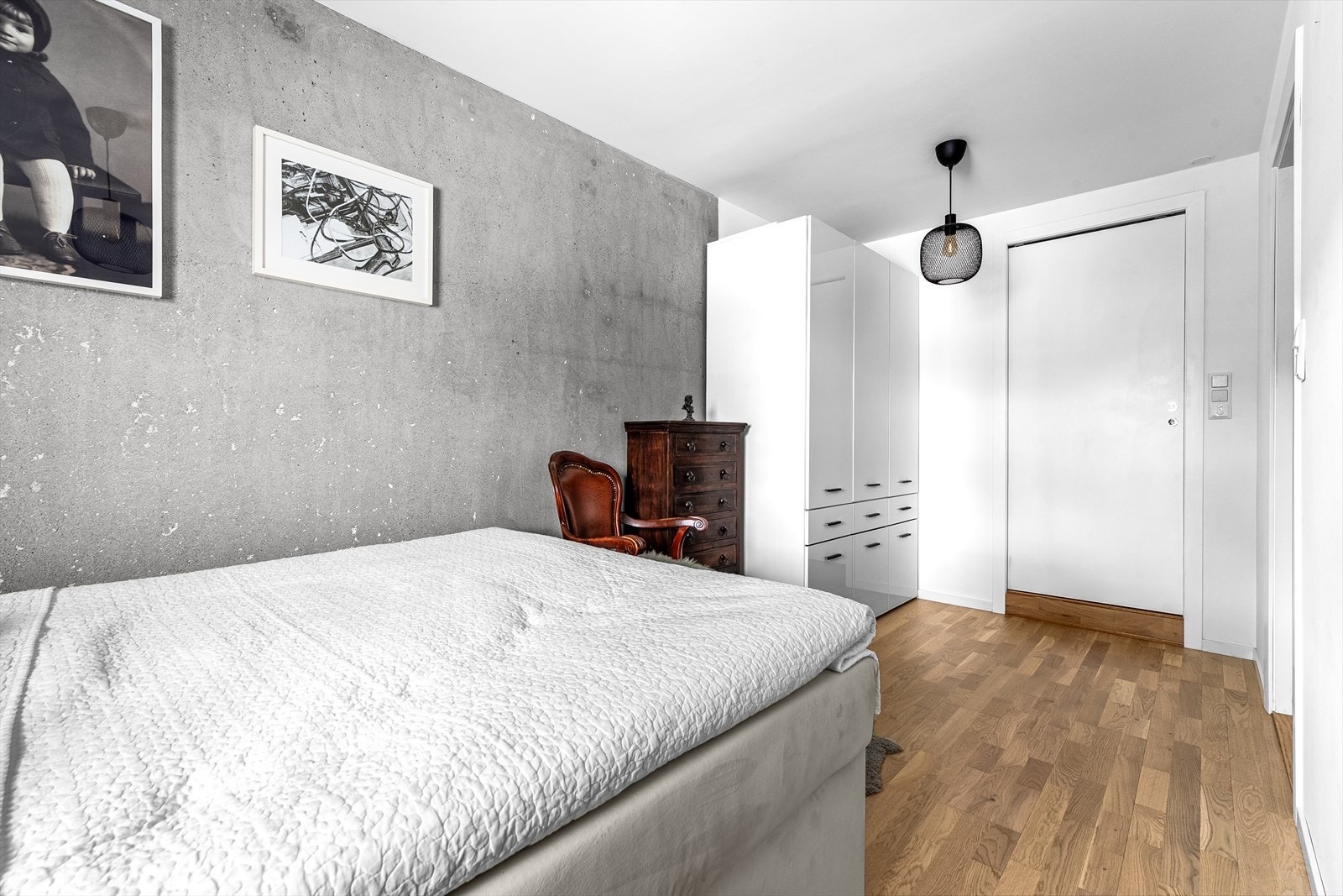 Soverommet er utstyrt med praktiske garderobeskap for effektiv oppbevaring. Galleribilde