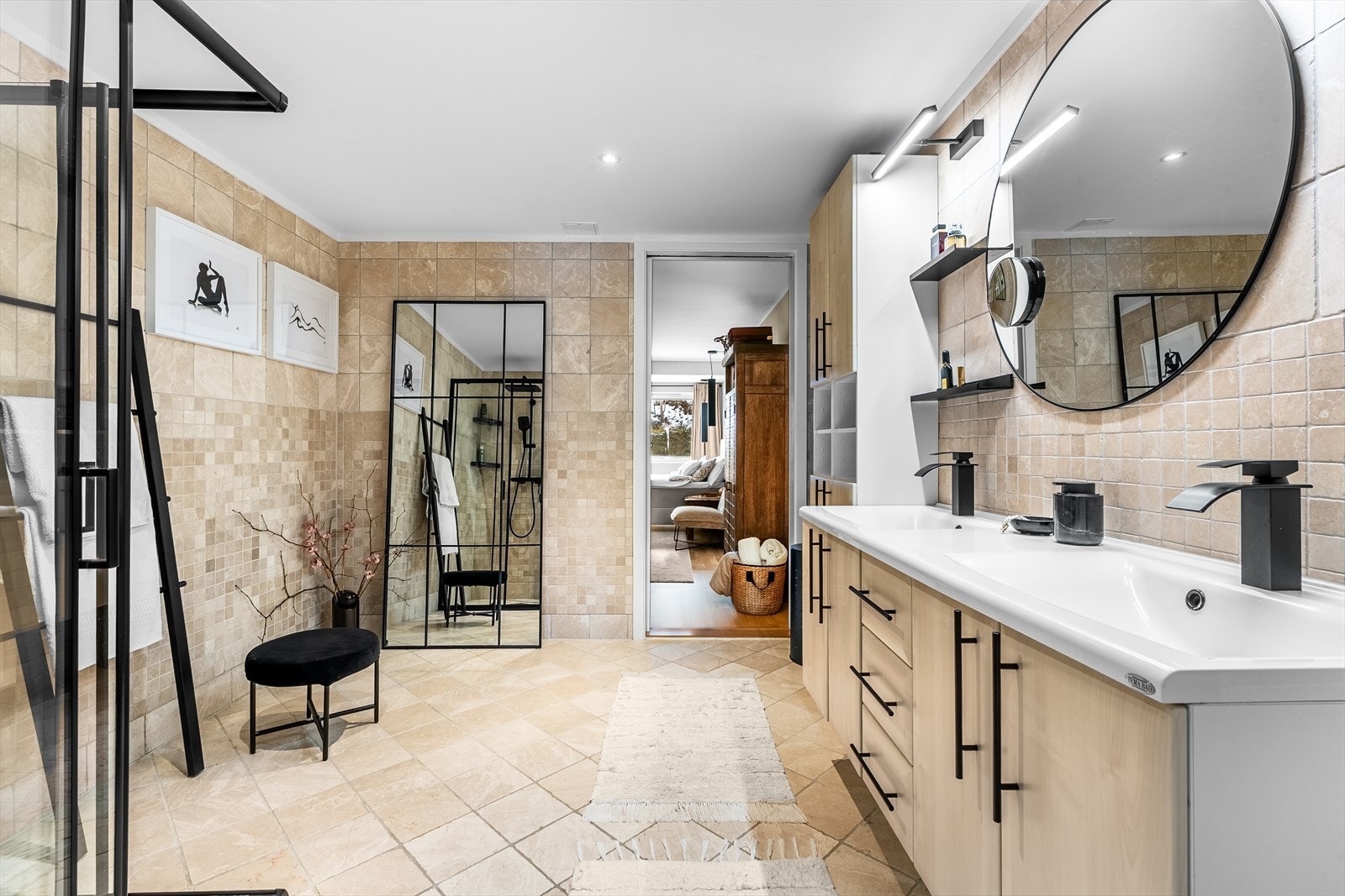 Badet er romslig og flislagt, med en praktisk dobbel servant og god skapplass. Galleribilde