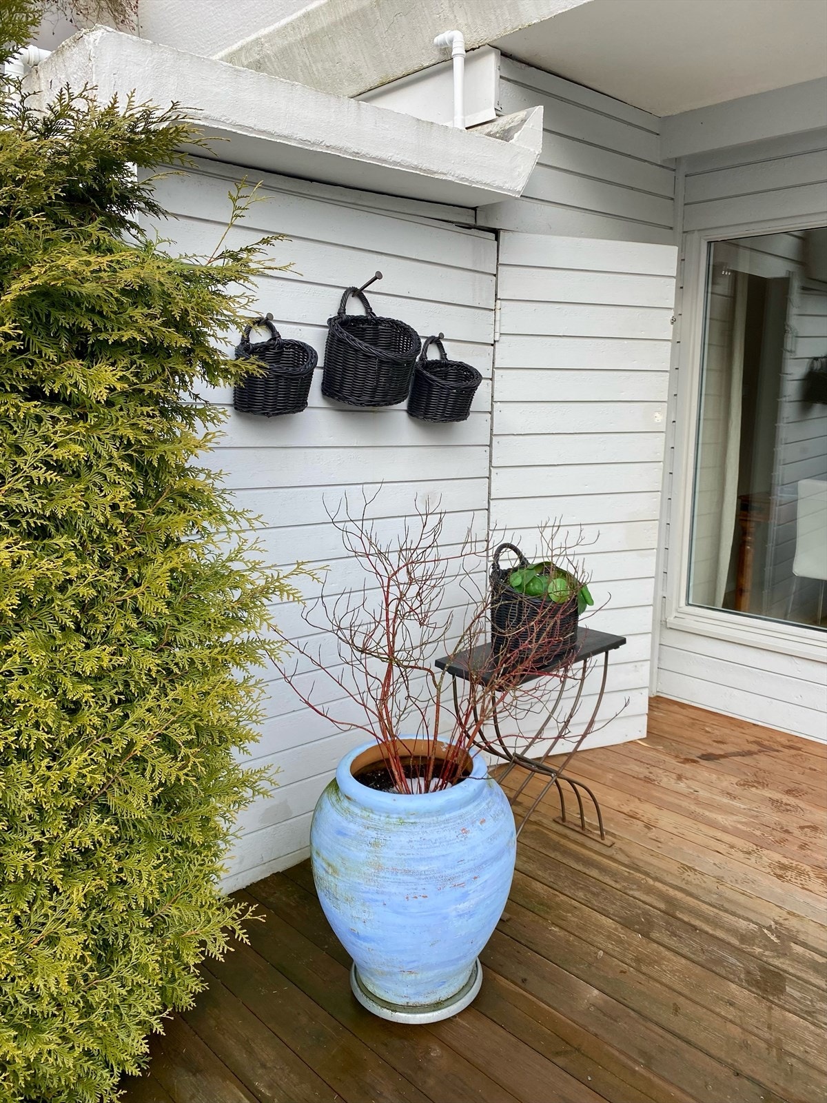 I enden av terrassen er det en praktisk utebod på ca. 1,8 m² for ekstra lagring. Galleribilde