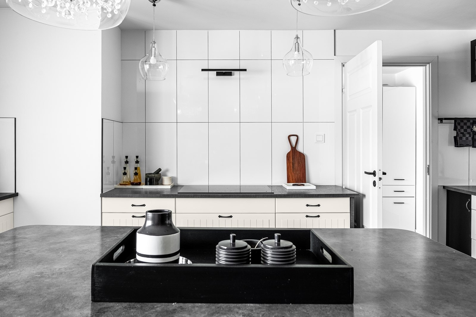 Den store kjøkkenøya gir en ekstra arbeidsflate og er en naturlig samlingsplass. Galleribilde