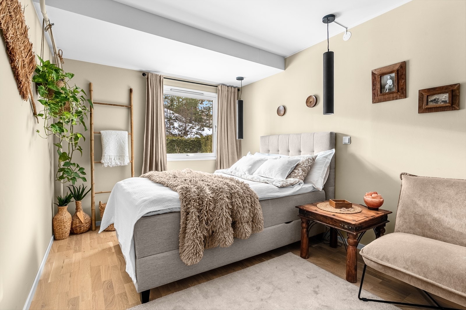 Hovedsoverommet er av god størrelse med plass til en dobbeltseng, tilhørende nattbord og annet ønskelig møblement. Galleribilde