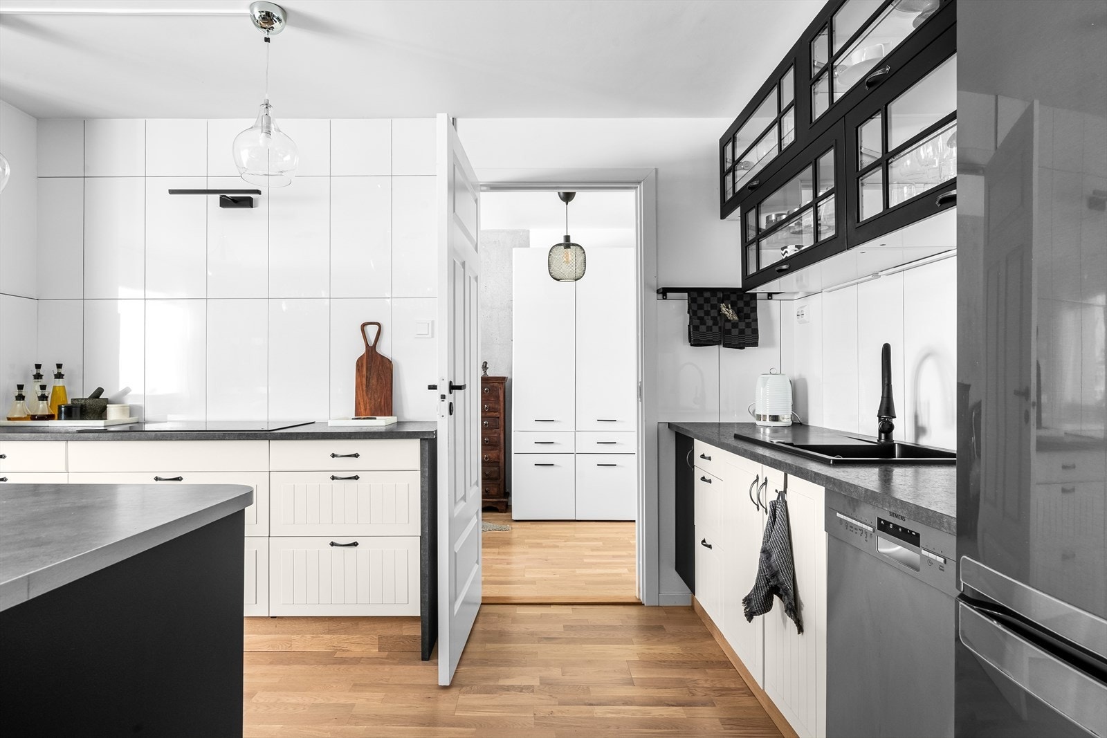 Innredningen har profilerte, folierte fronter som gir et tidløst uttrykk. Galleribilde